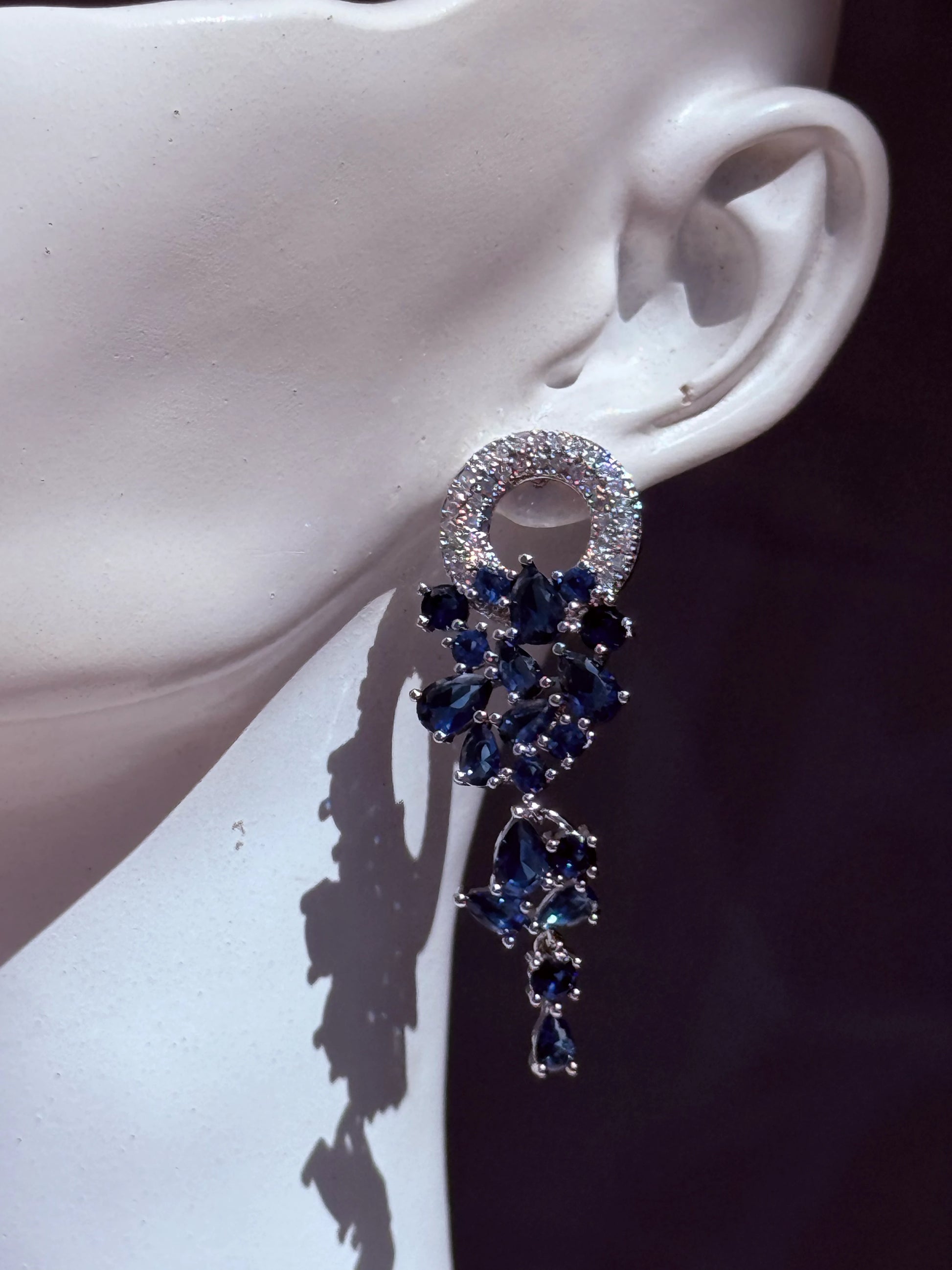 aros plata y azul profundo con circones brillantes elegantes
