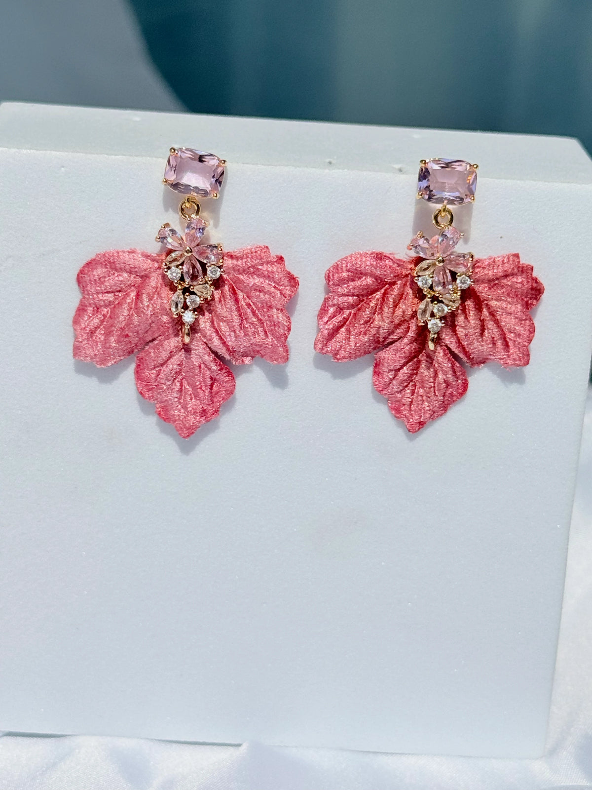Aros hoja de terciopelo rosa con circones, grandes y livianos