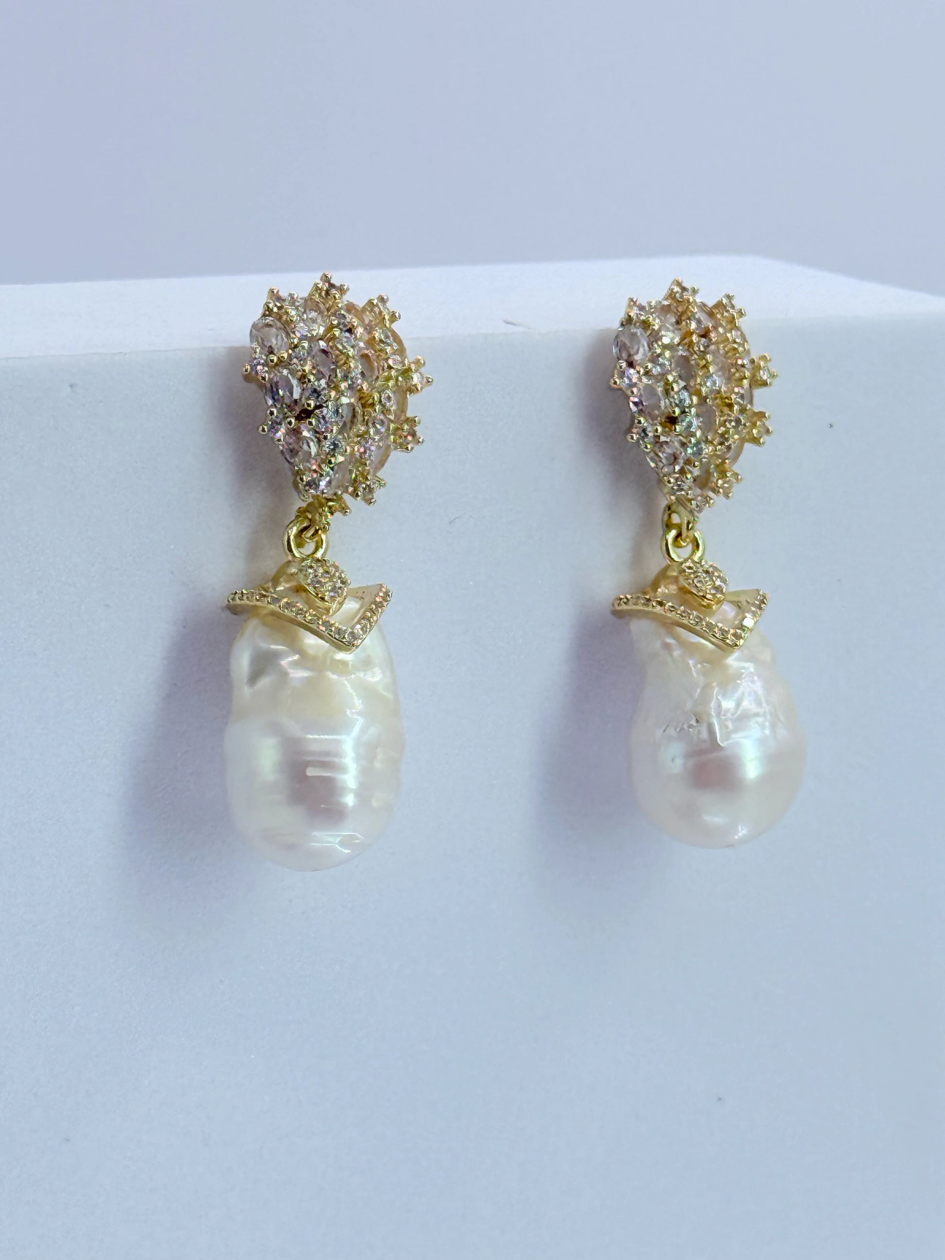 aros largos con perla barroca natural y circones Baño de oro 18k
