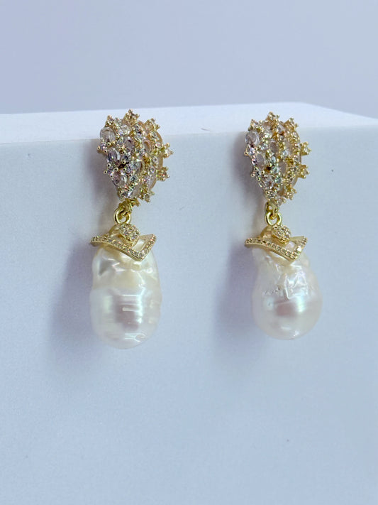 aros largos con perla barroca natural y circones Baño de oro 18k