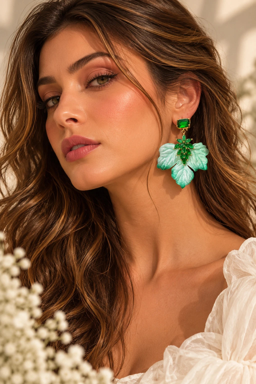 Aros hoja de terciopelo verde menta con cristal color esmeralda