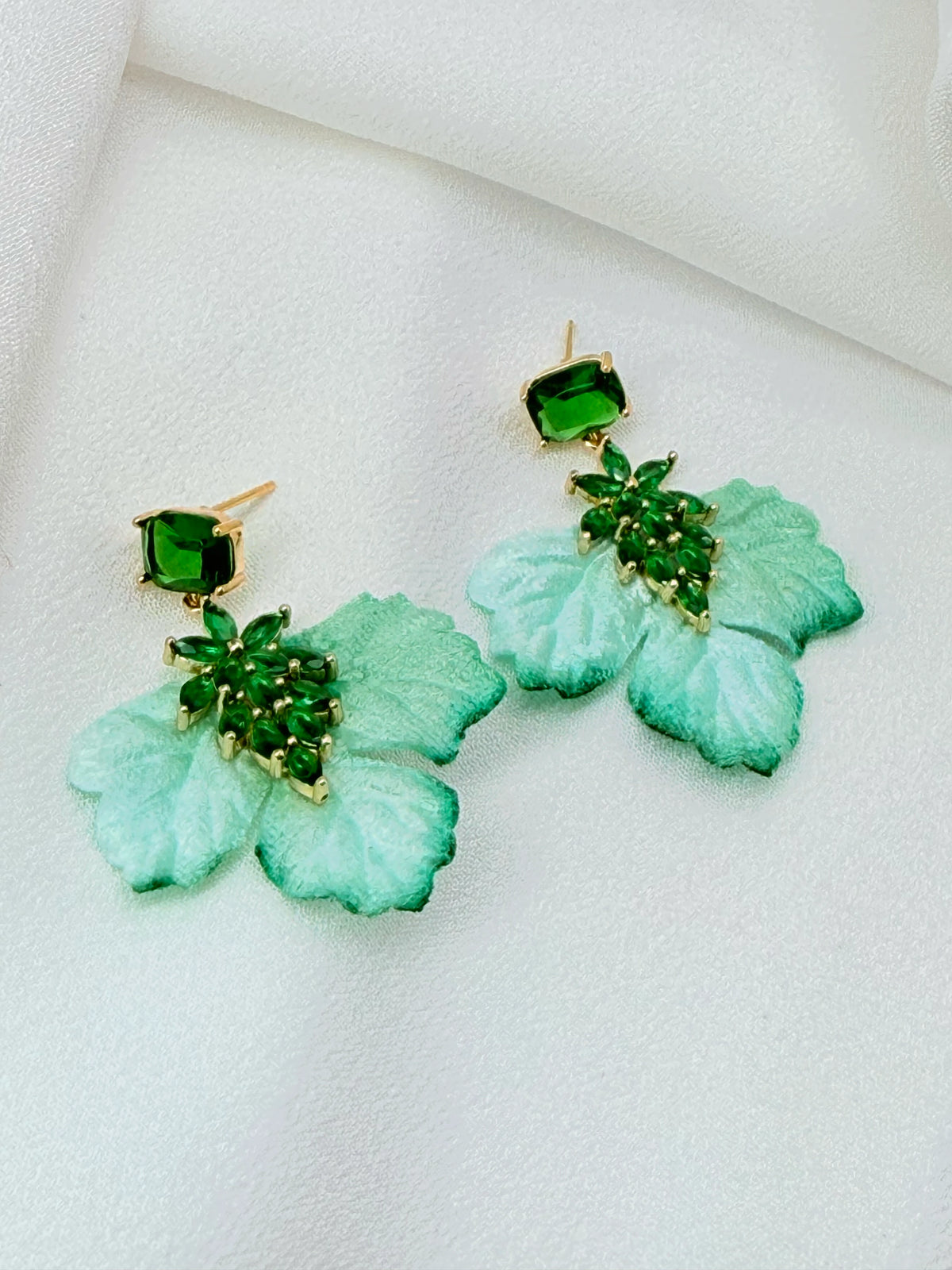 Aros hoja de terciopelo verde menta con cristal color esmeralda