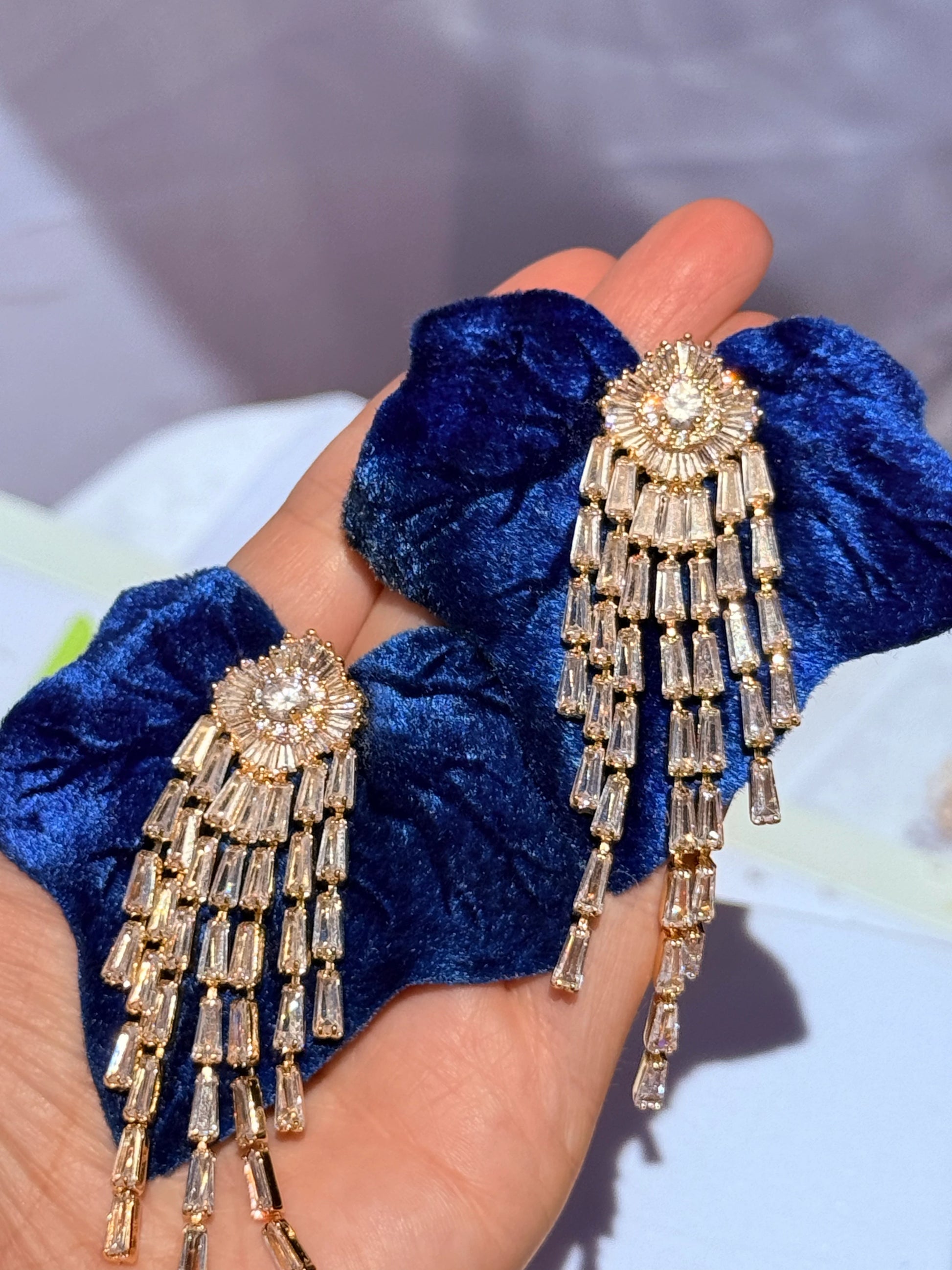 aros terciopelo azul con cascada de circones bañados en oro Diseño exclusivo aros de autor aros de fiesta alta noche 