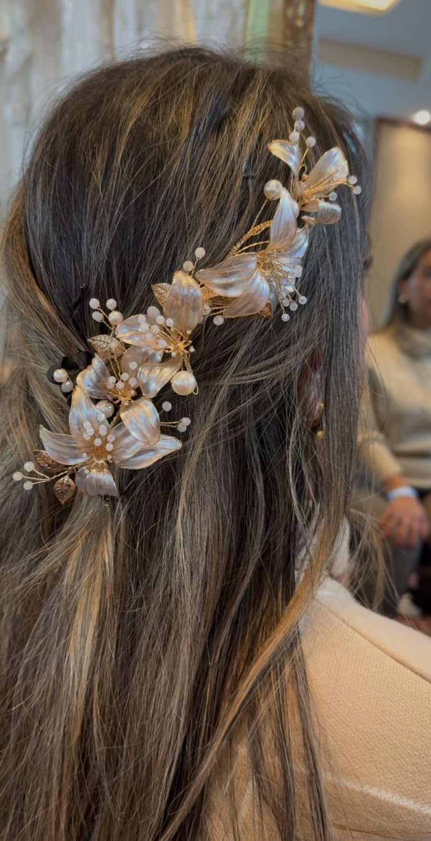 Tocado de novia de flores nacaradas, multiposicion ideal para todo tipo de peinado