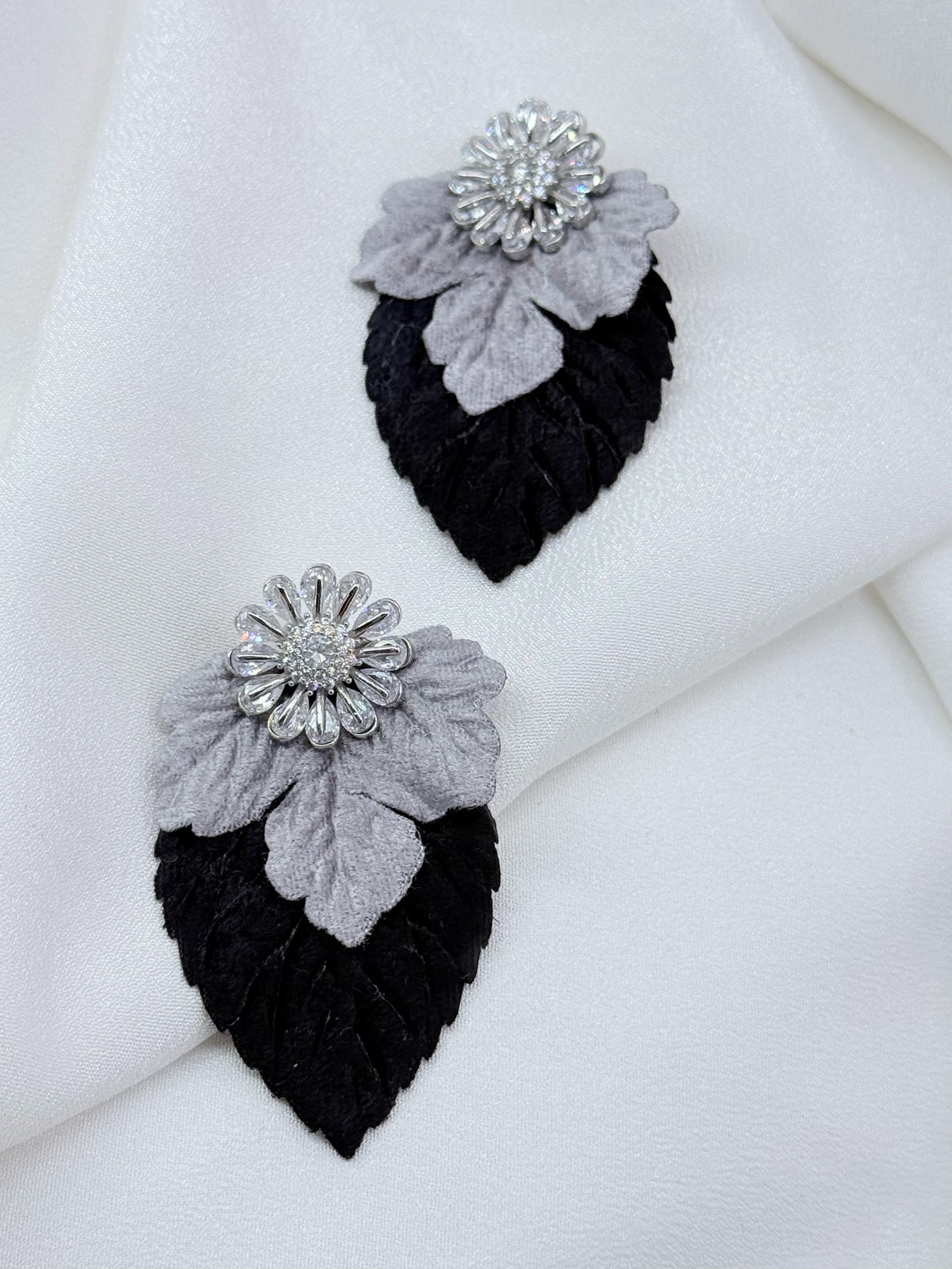 Aros doble hoja de terciopelo gris y negro con flor de circones