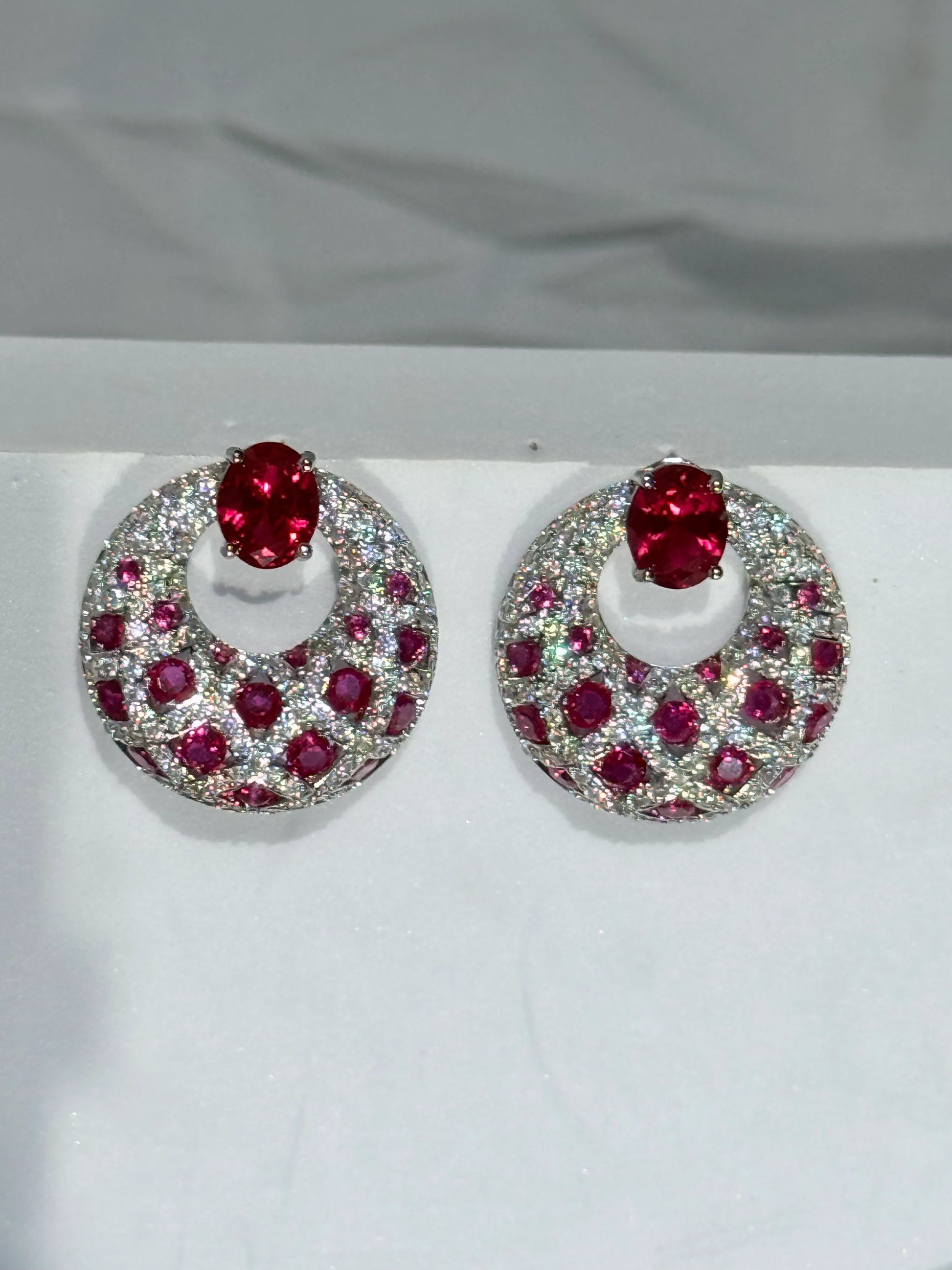 Aros circones rojo rubí y traslúcidos plata 925 bañado en rodio 