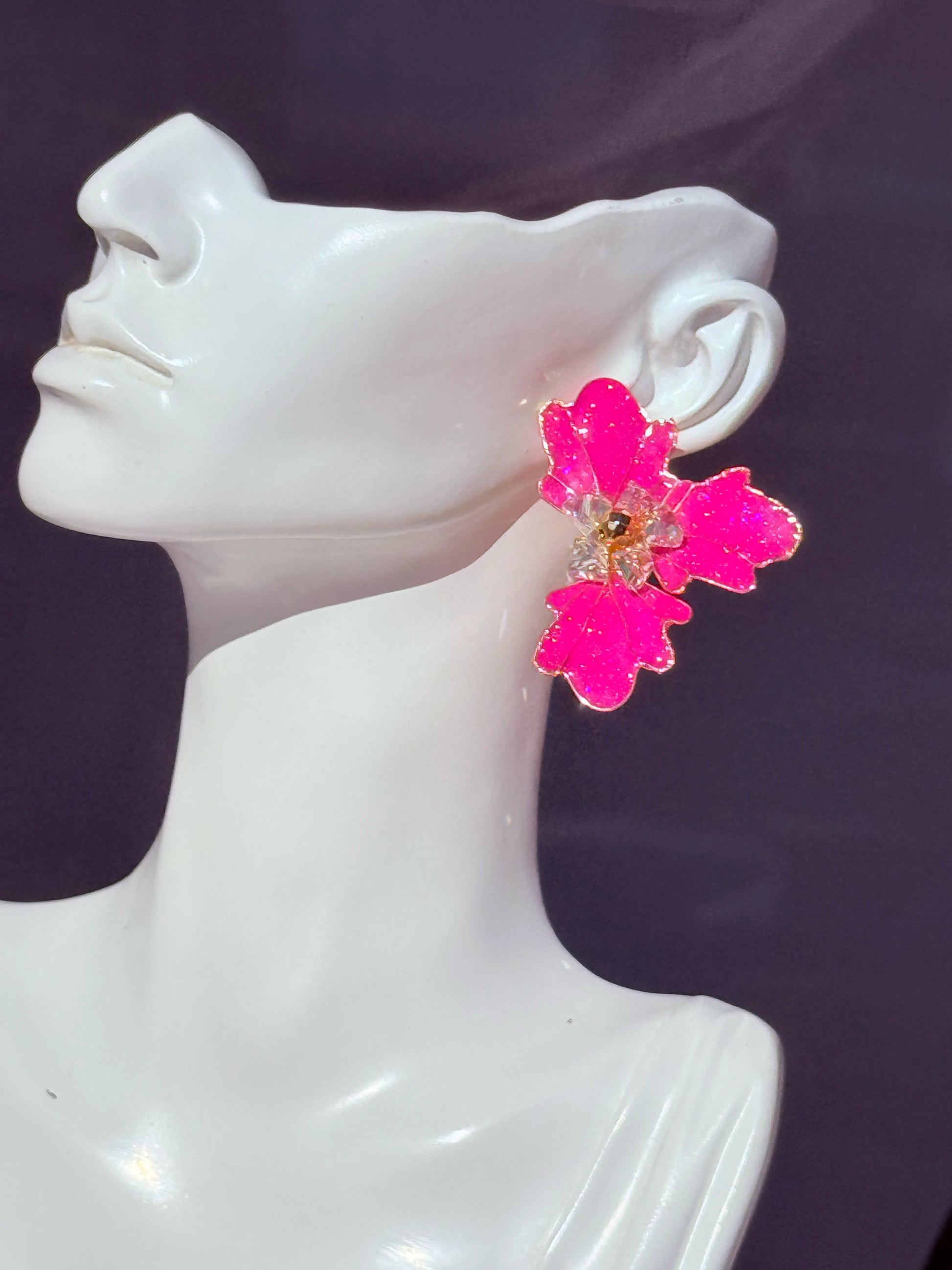 Aros Flor de cristal color fucsia con destellos Aros vibrantes grandes y livianos 