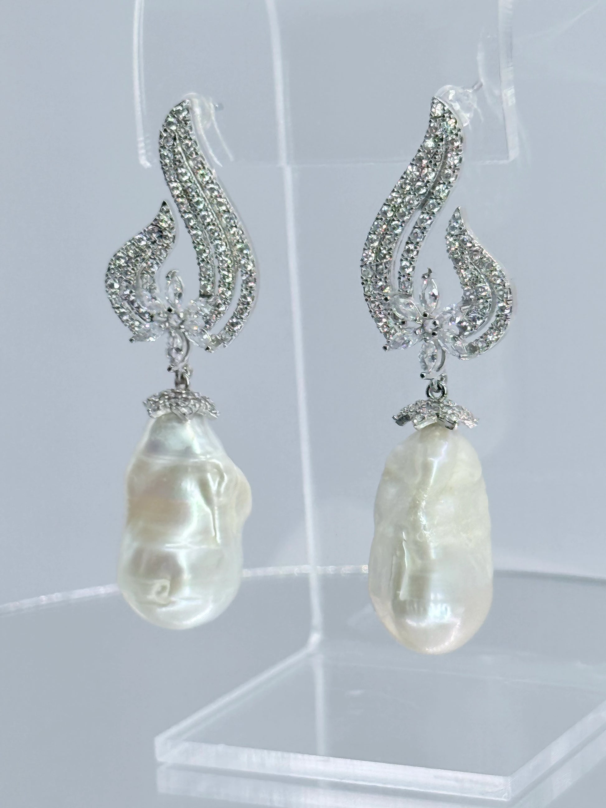 aros circones plata rodinada con perla barroca natural