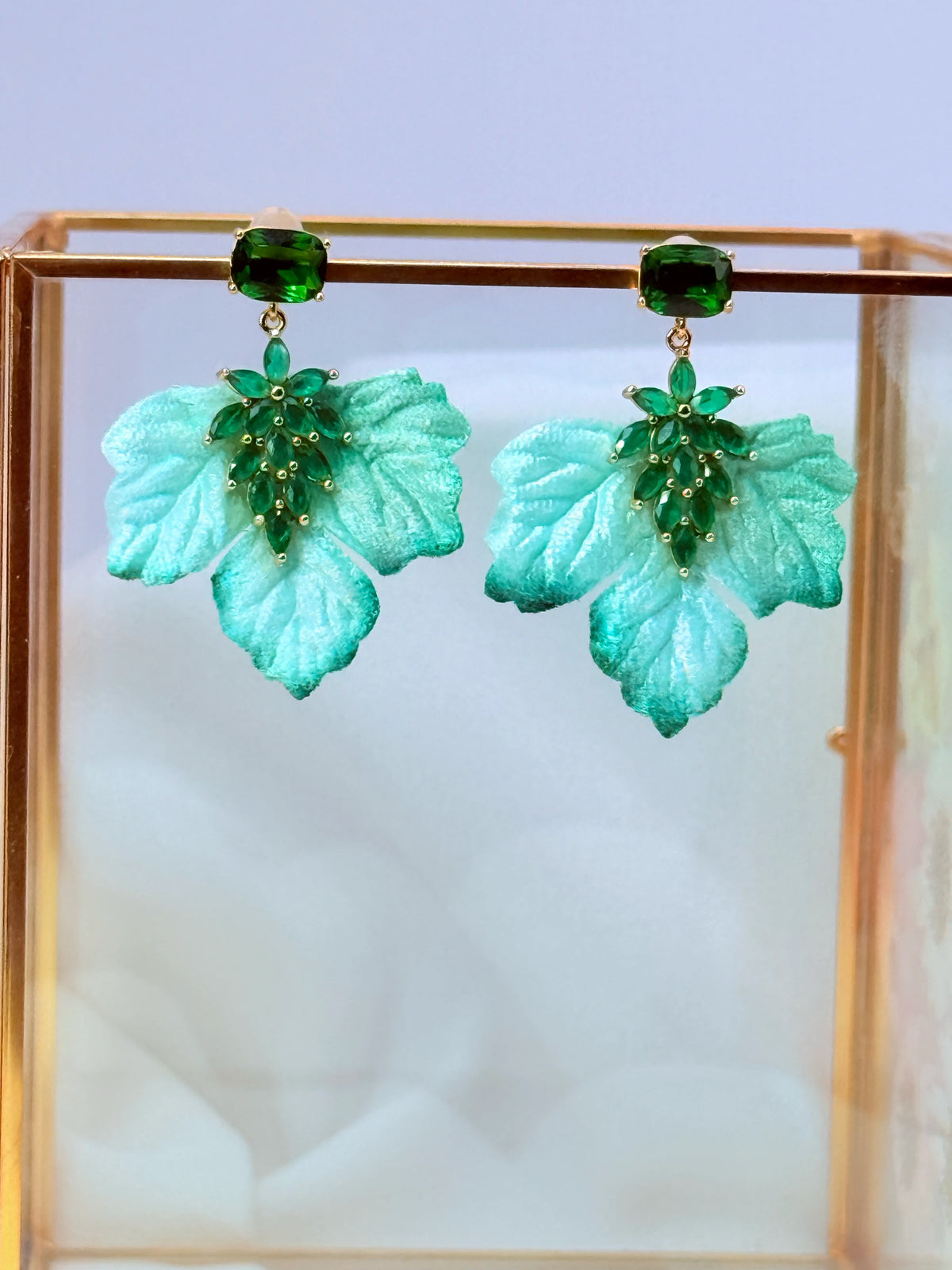 Aros hoja de terciopelo verde menta con cristal color esmeralda