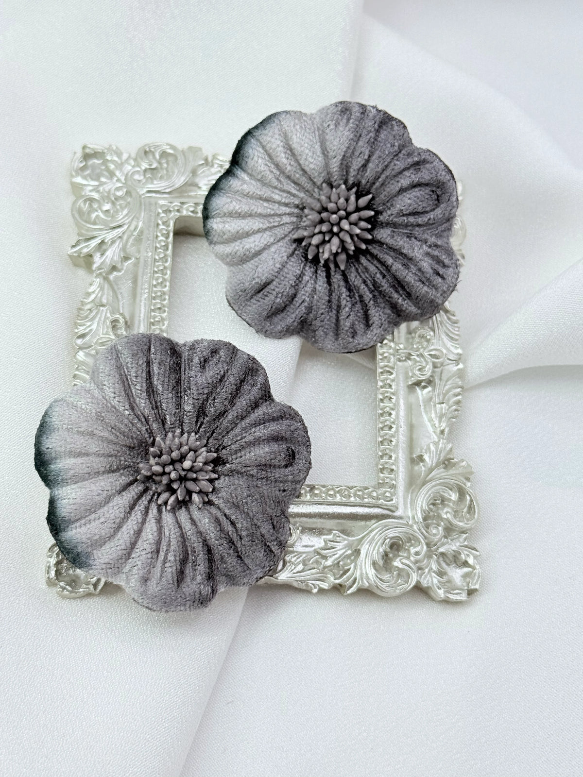 Aros maxi flor de terciopelo gris humo, grandes y livianos