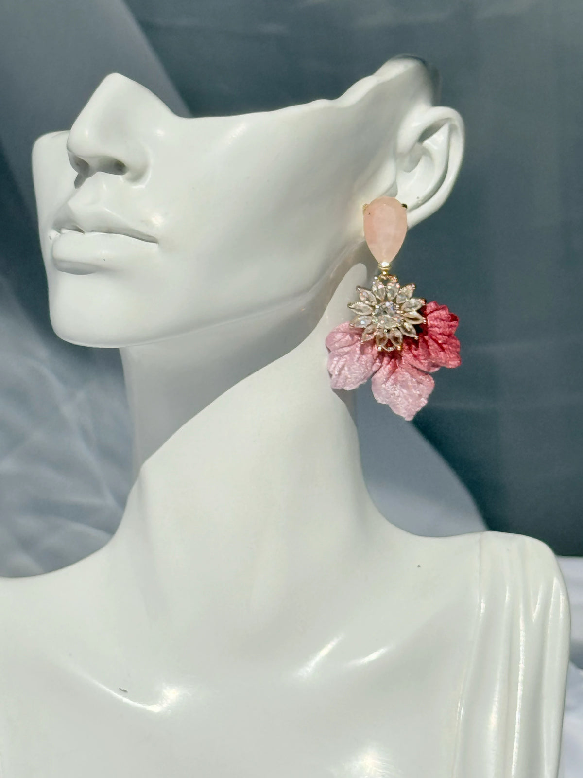 Aros hojas de terciopelo rosa con flor de circones y cuarzo rosa