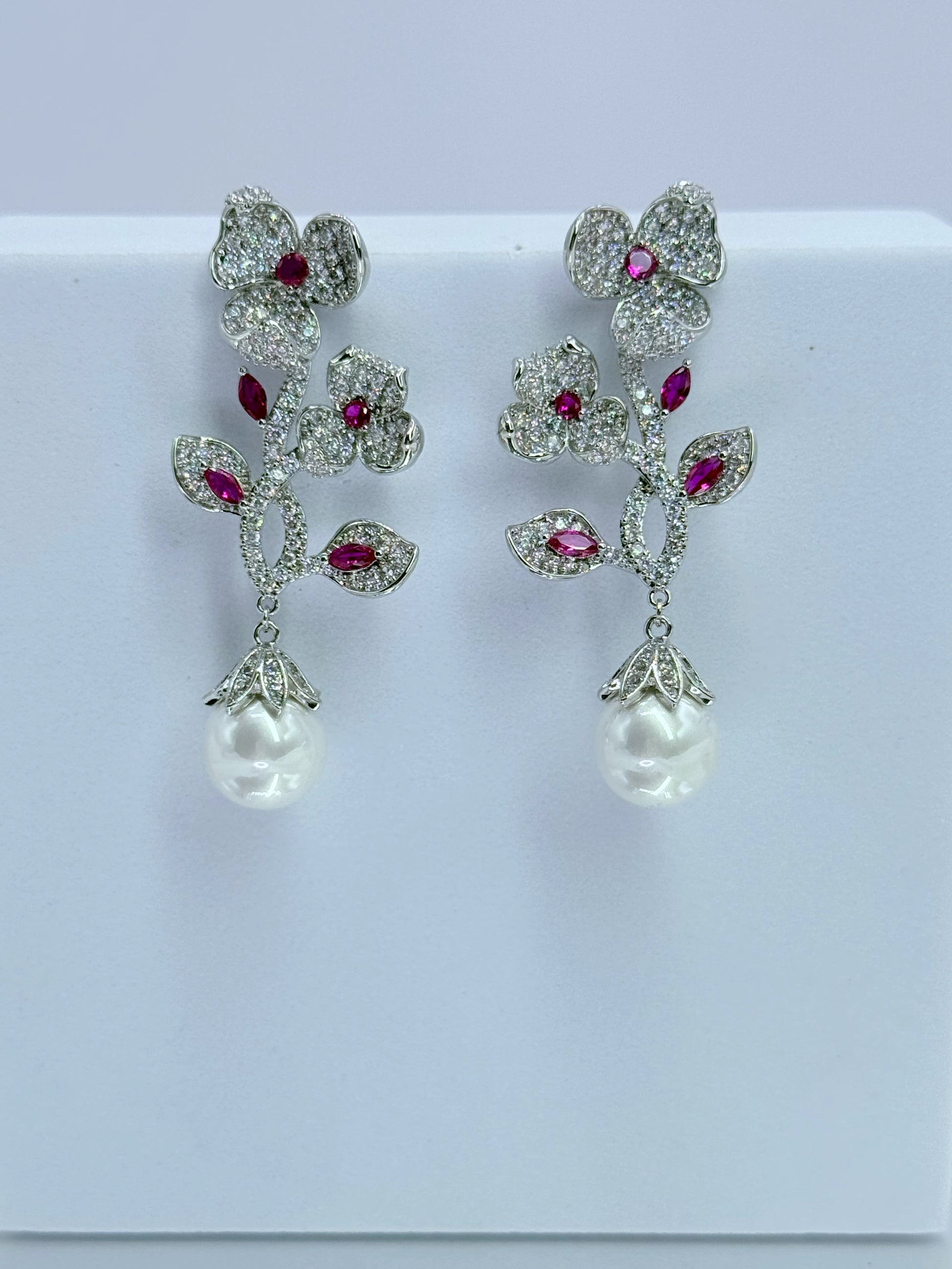 Aros florales plata 925 circones fucsia perla shell - largo 5,5 cm - La Merced Joyas
