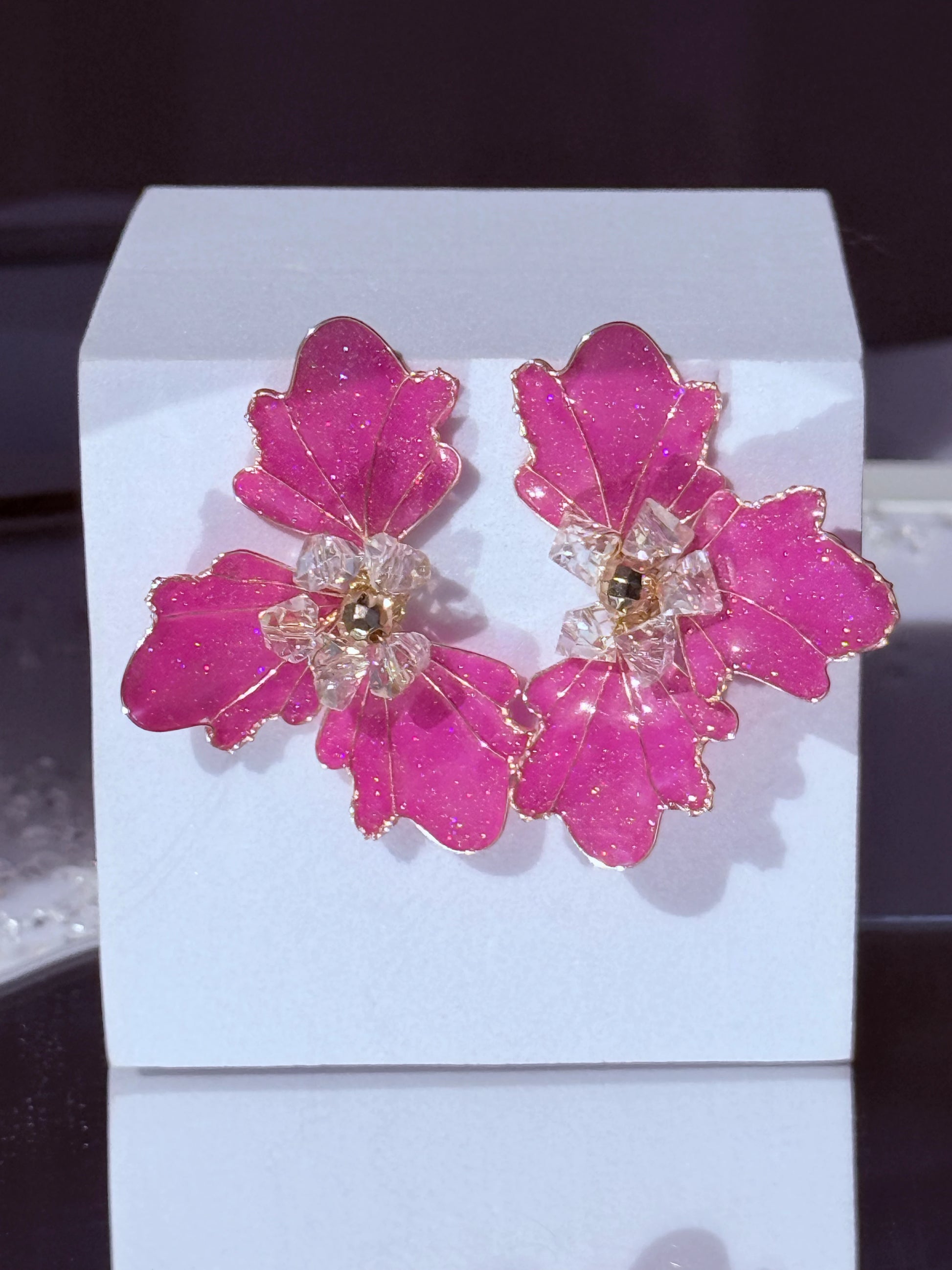 Aros Flor de cristal color fucsia con destellos Aros grandes y livianos 