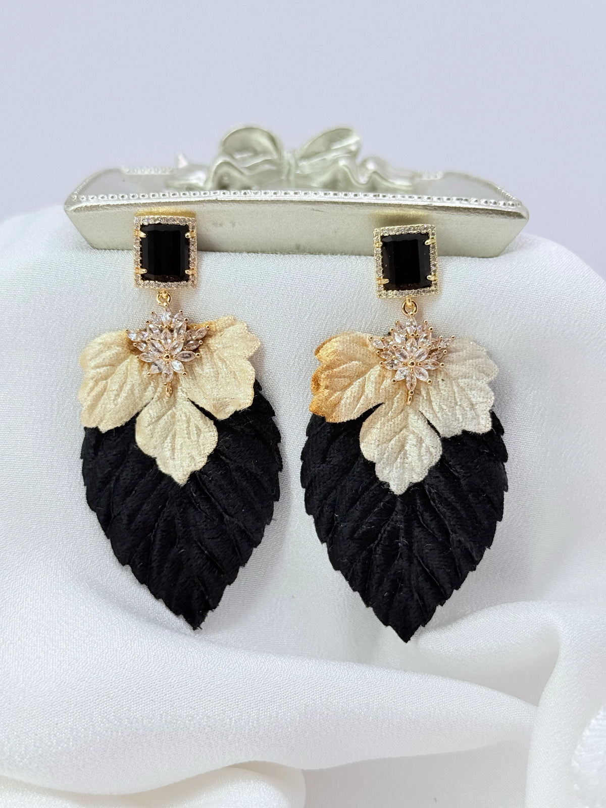 Aros doble hoja de terciopelo negro y dorado, grandes y livianos