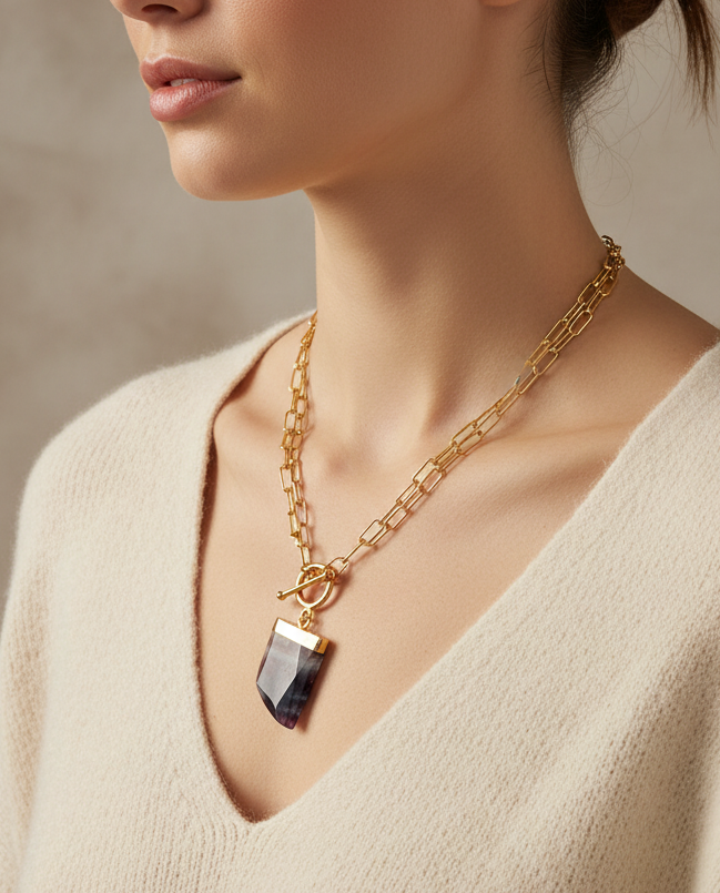 Collar bañado en oro con cadena de eslabón grande, cierre tipo timón y colgante de piedra natural