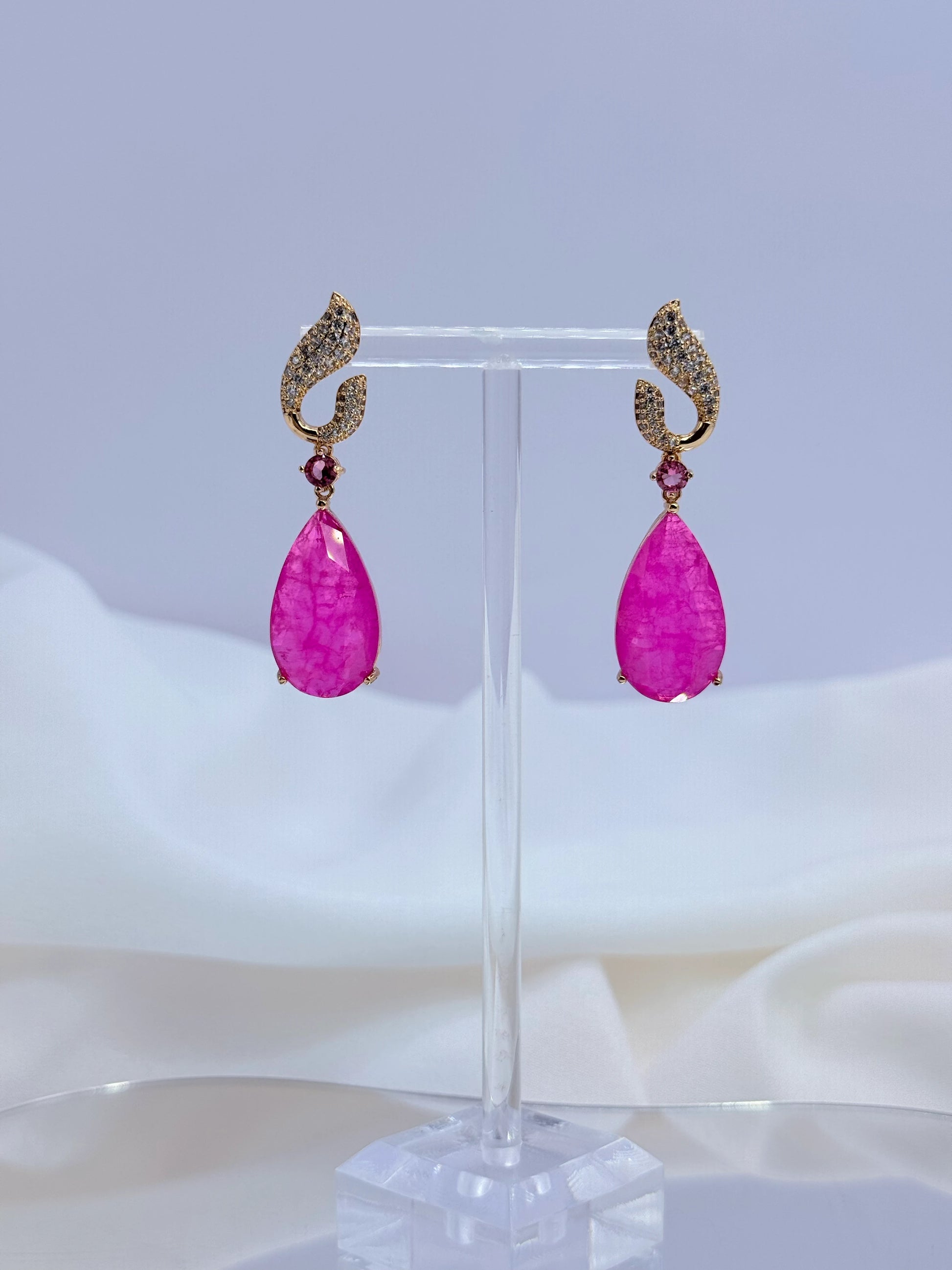Aros fucsia con circonitas bañados en oro 18K en exhibidor - joyería artesanal La Merced Joyas
