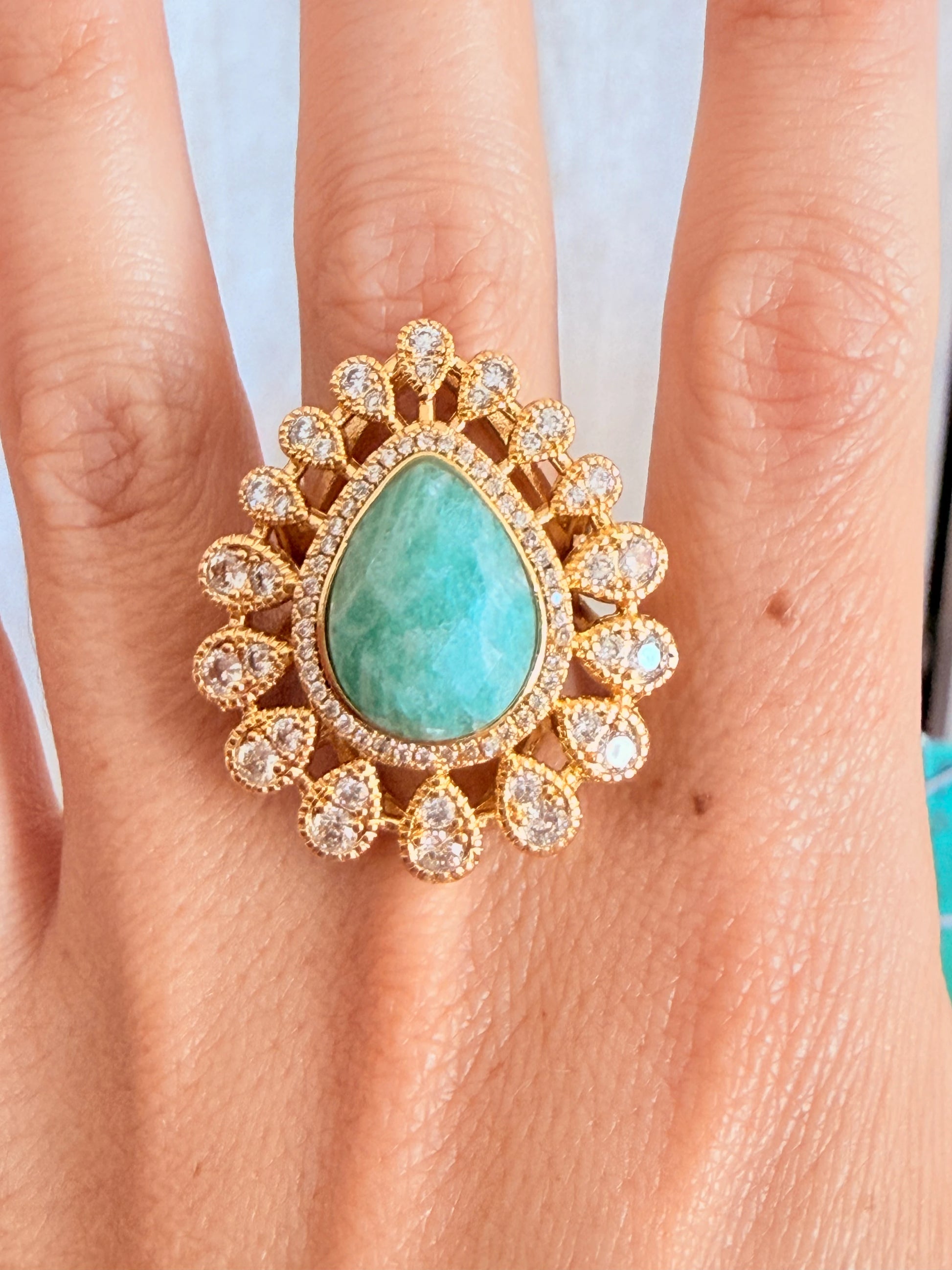 Anillo con amazonita en corte gota bañado en oro 18K con circones, anillo grande elegante para mujer Ideal regalo día de la madre 