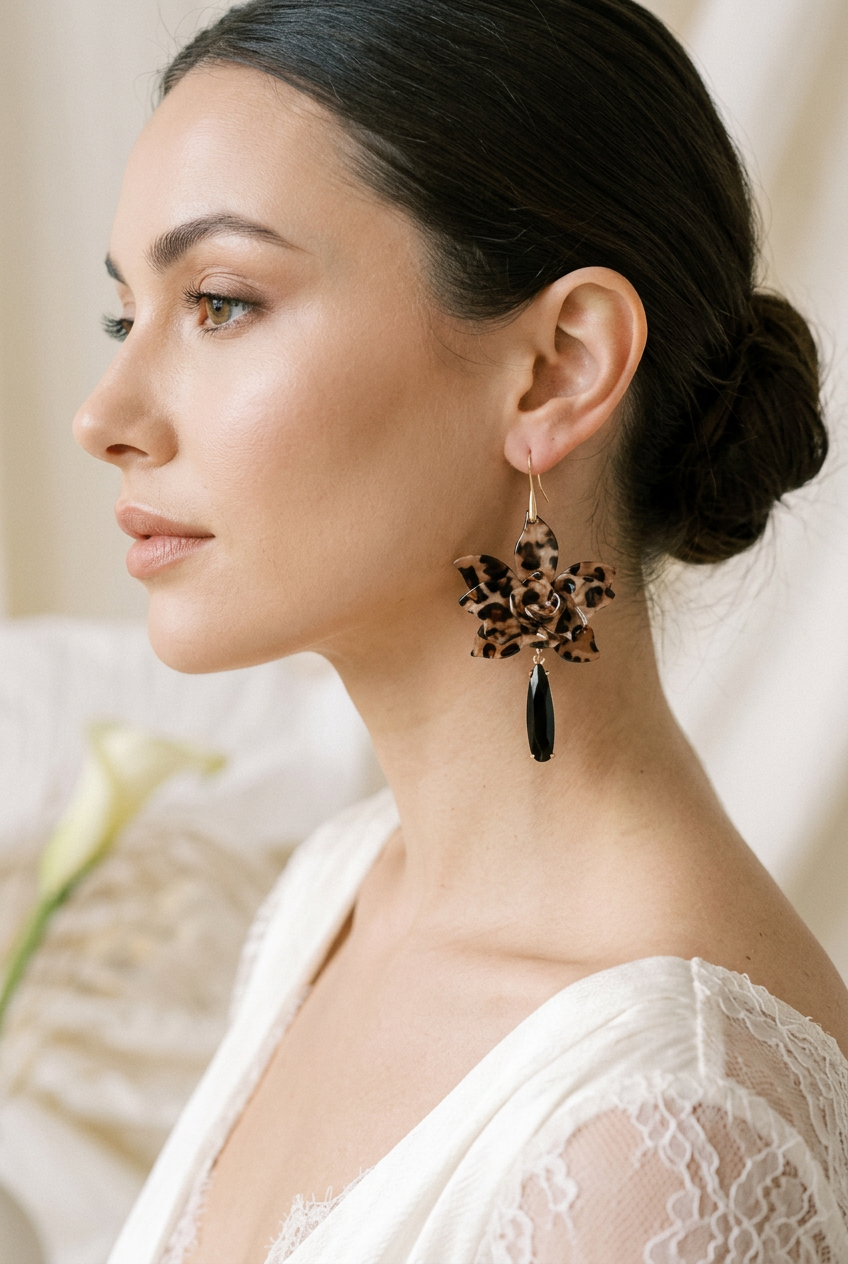 Aros flor animal print gris con gota de cristal