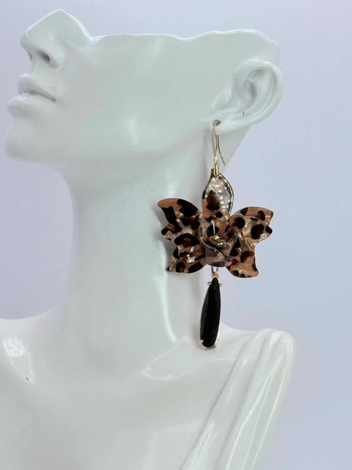Aros flor animal print gris con gota de cristal