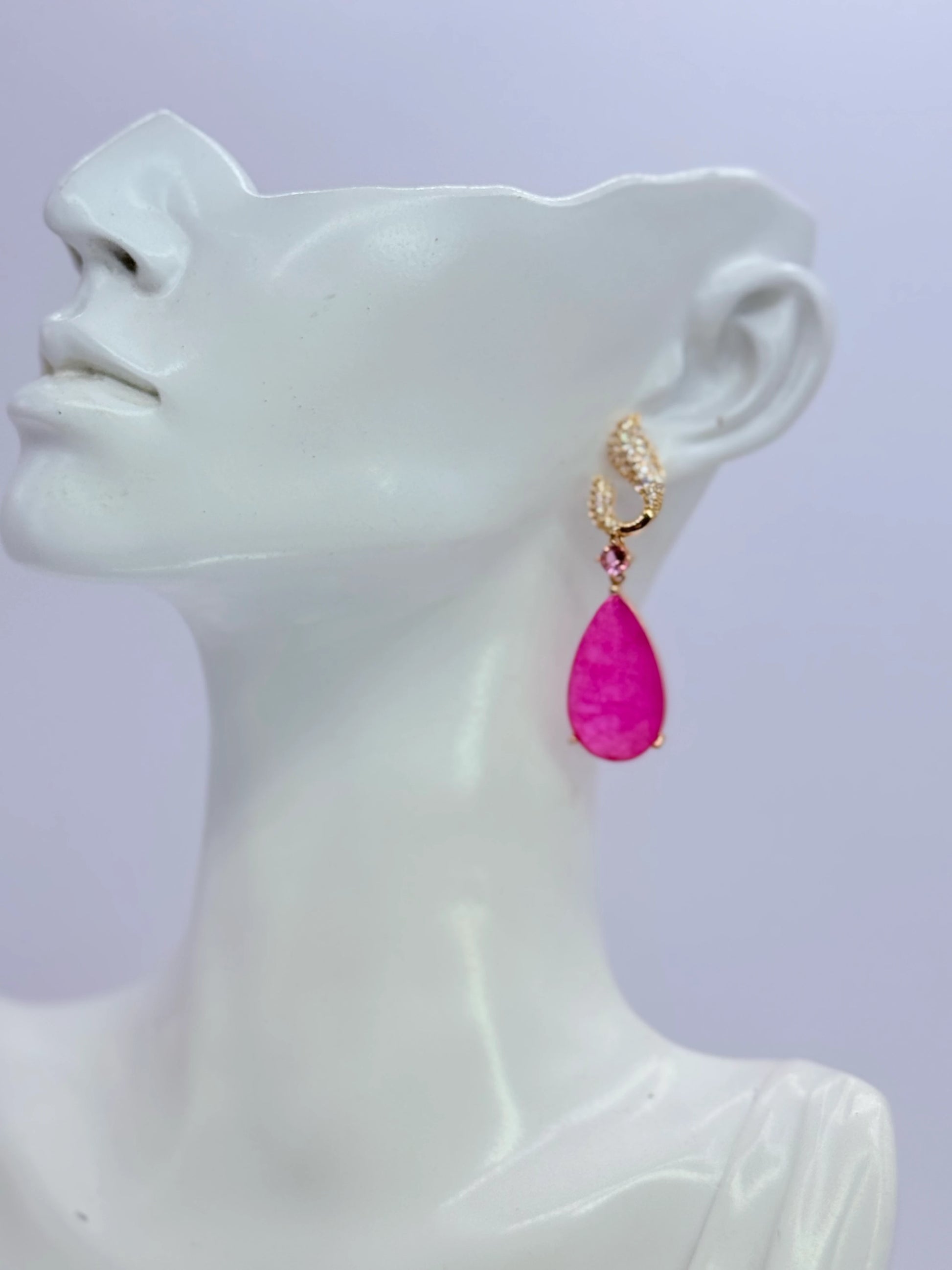 Aro fucsia ágata y circonitas oro 18K puesto en oreja - joyería de autor La Merced Joyas

