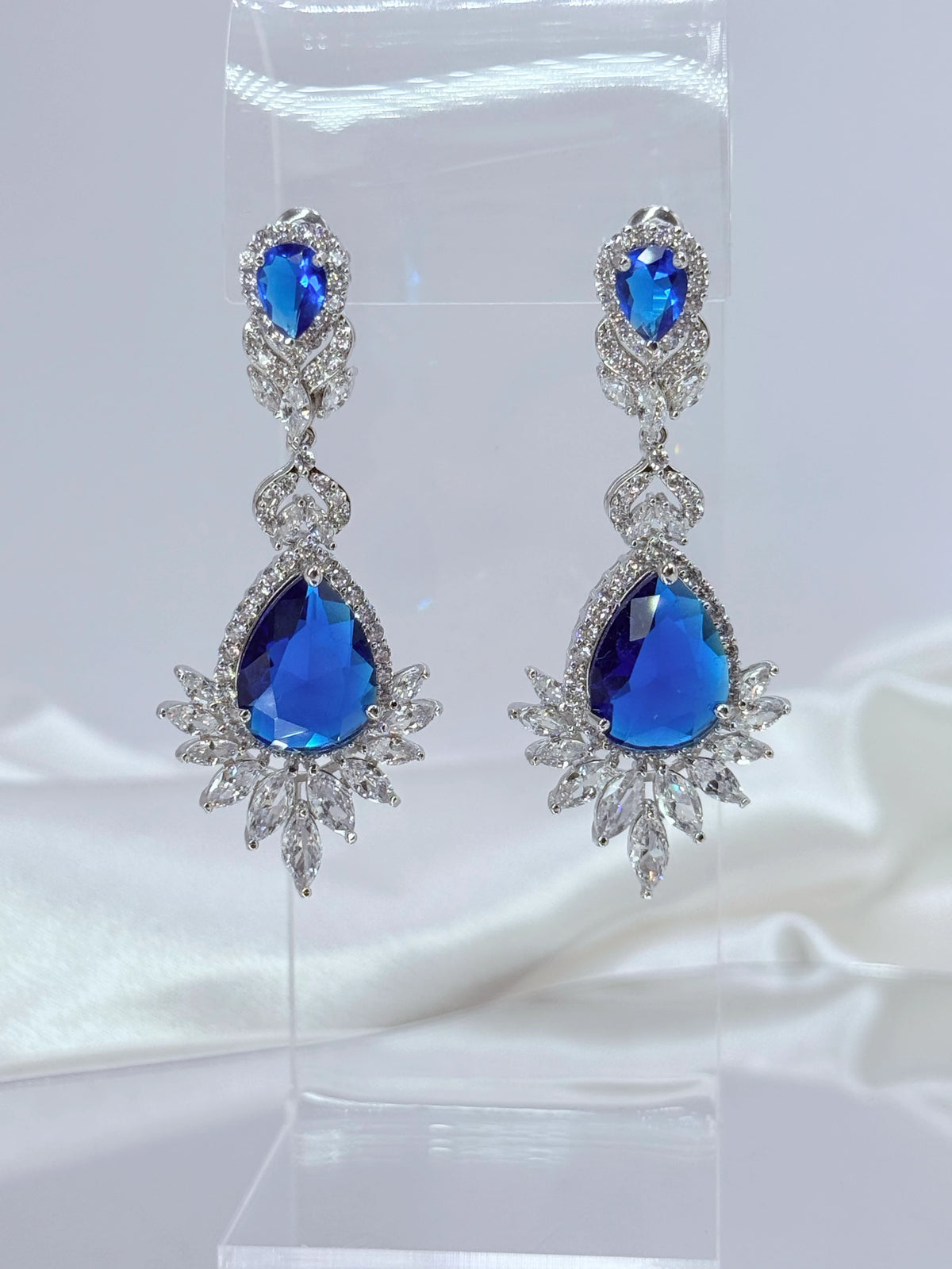 Aros doble gota zafiro con halo de circones