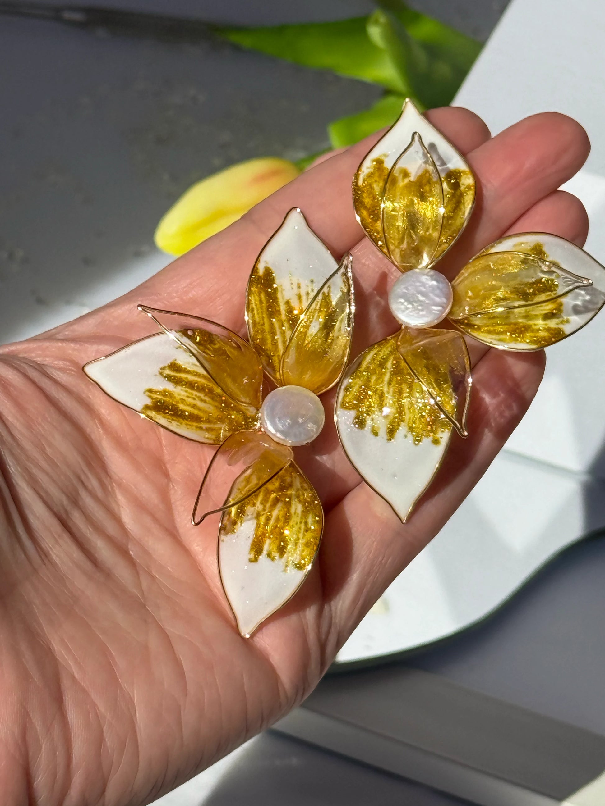 Aros flor de cristal blancos y dorados con perla natural 
