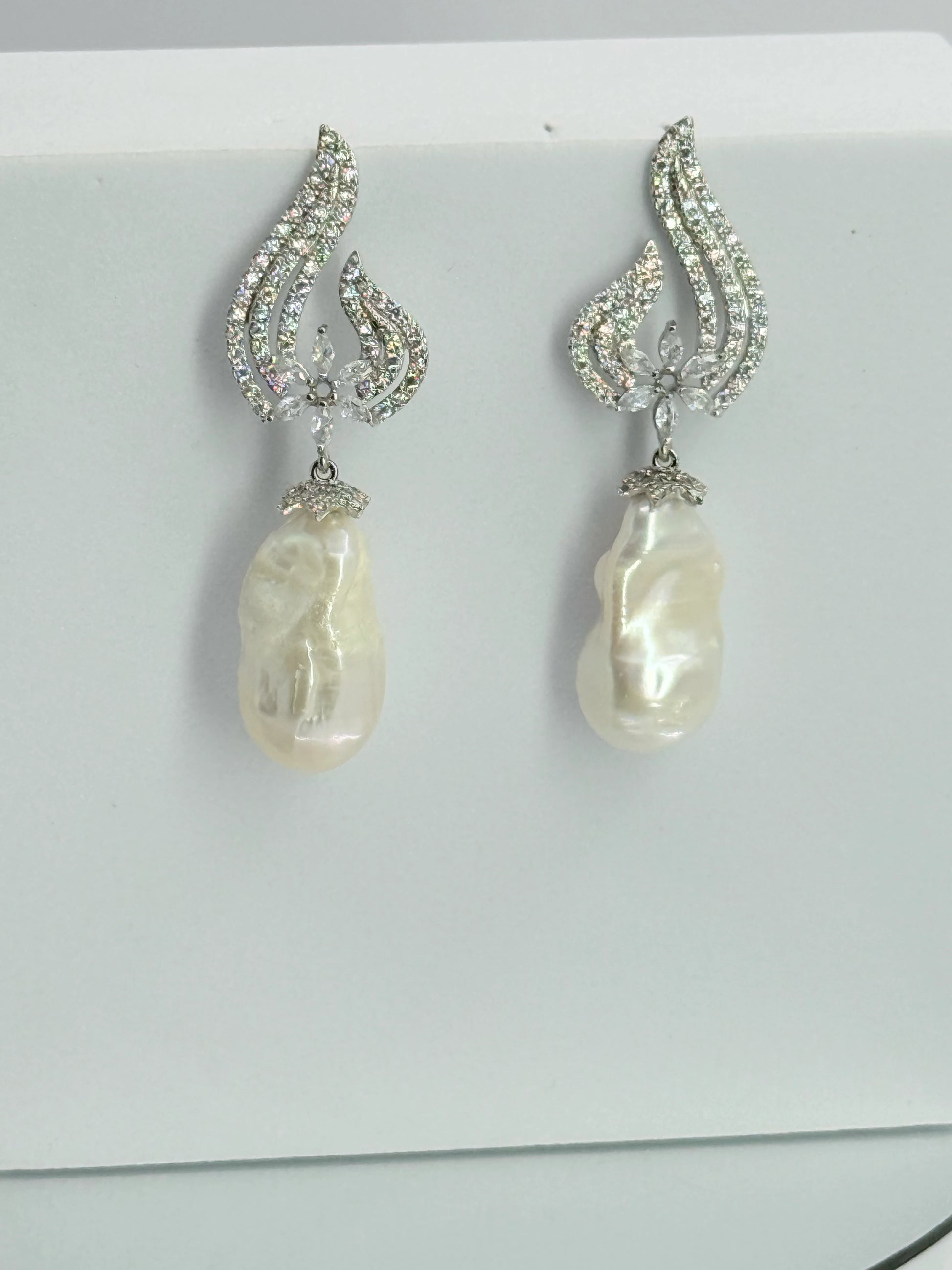 aros de fiesta con perla barroca natural y circones