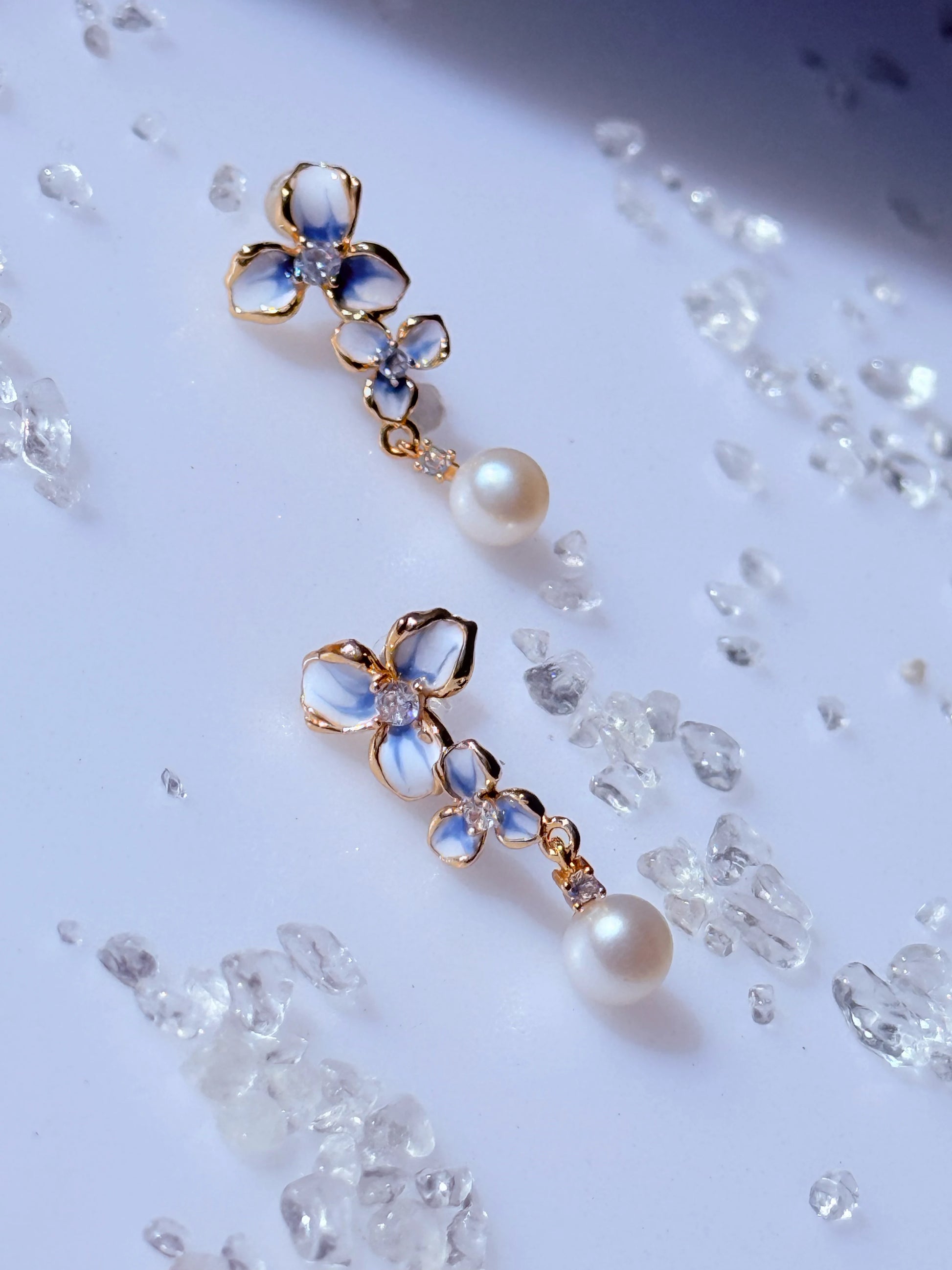Aros pintados a mano en blanco y azul con perla barroca hipoalergénicos bañados en oro 