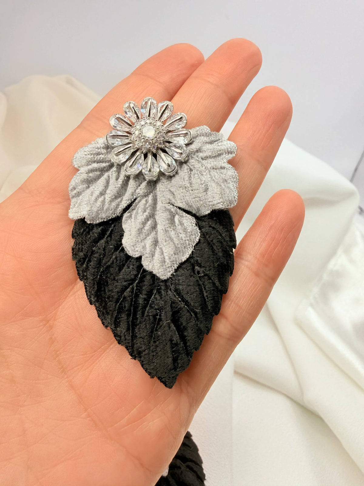 Aros doble hoja de terciopelo gris y negro con flor de circones