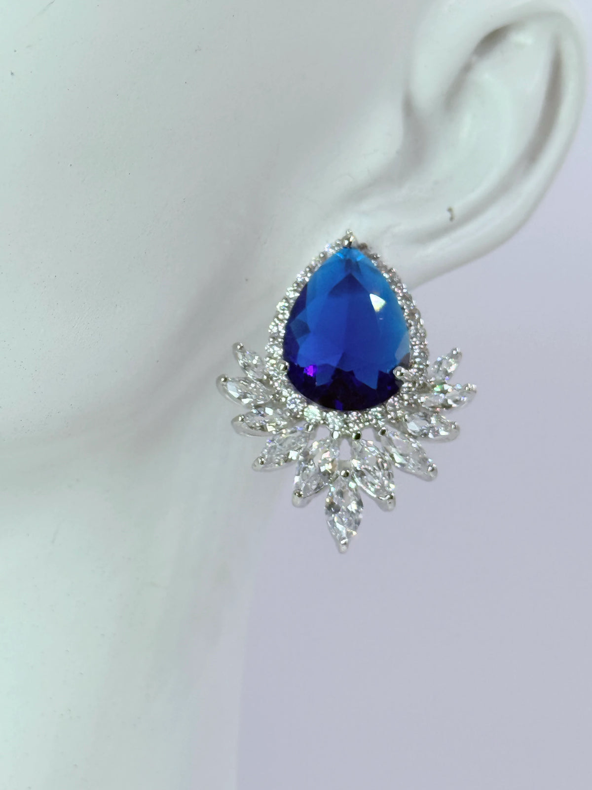 Aros de circón gran gota de color con halo de circones traslúcidos