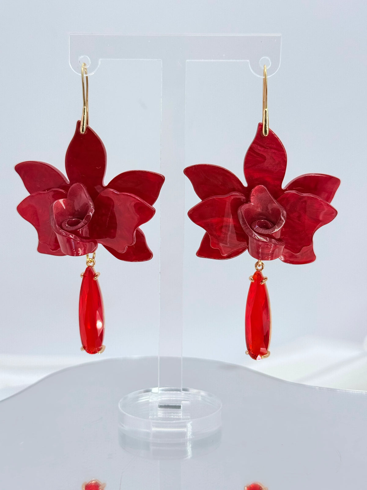 Aros flor de acrílico rojo con gota de cristal y baño de oro