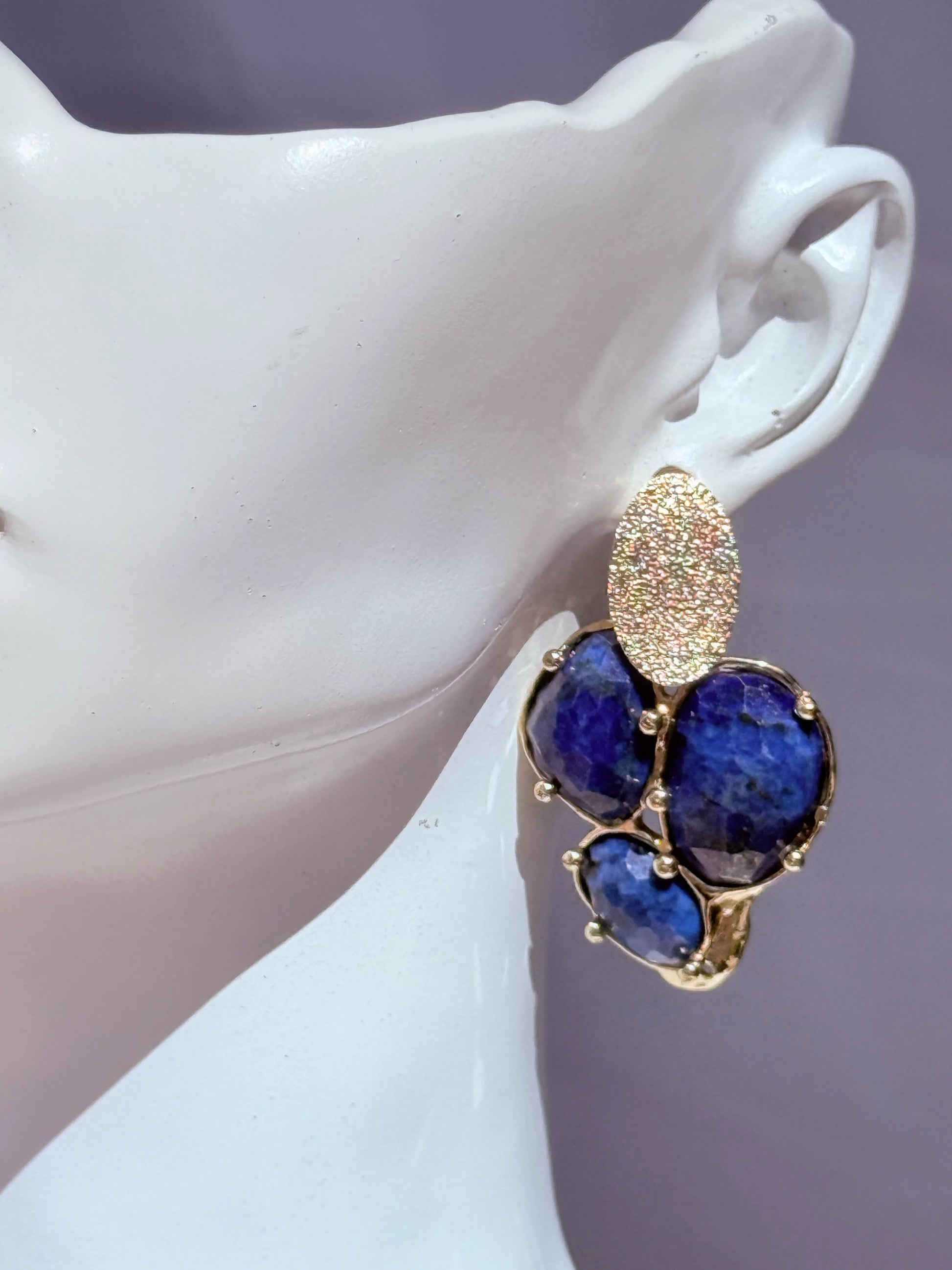 aros de lapislázuli natural bañados en oro 18K