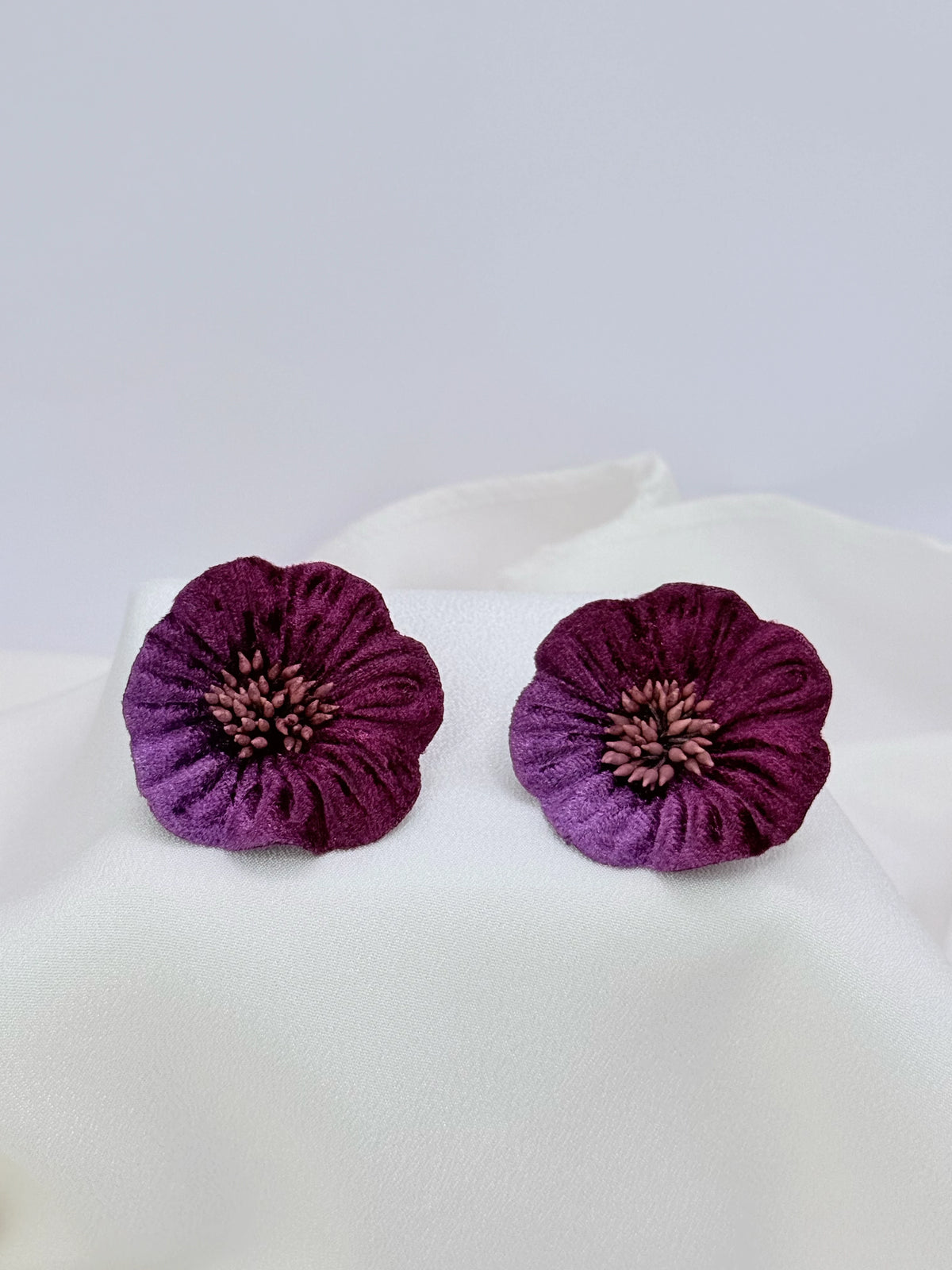 Aros maxi flor de terciopelo degradé violeta, grandes y livianos