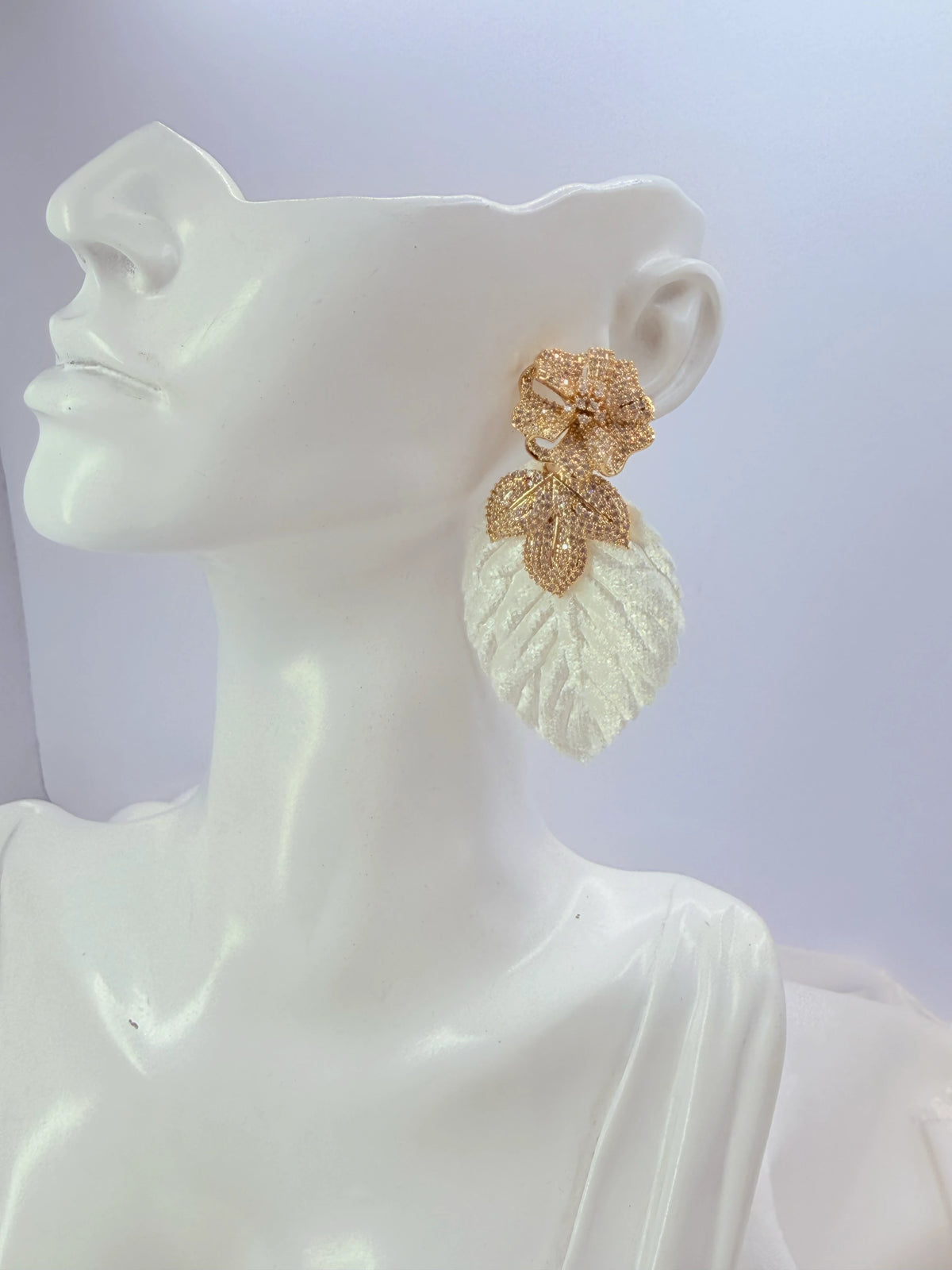 Aros flor de circones y hoja de terciopelo con baño de oro 18k