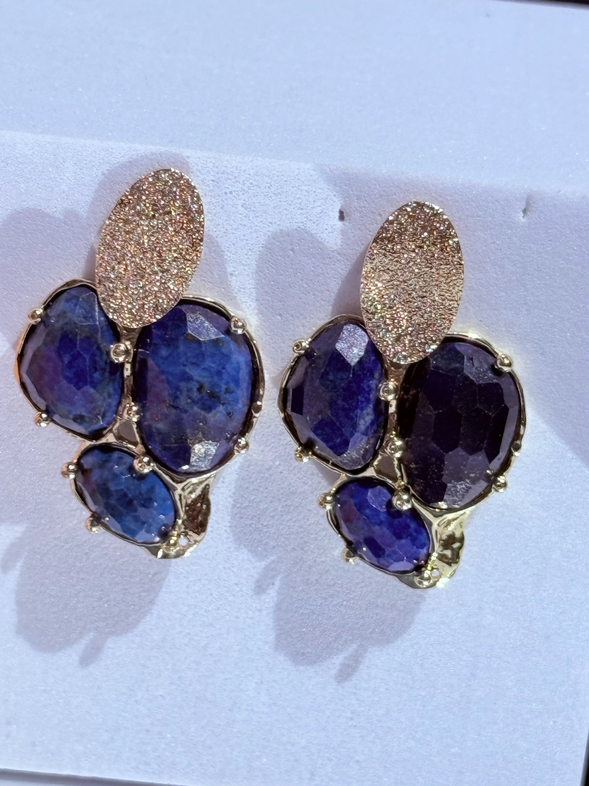aros de lapislázuli natural bañados en oro 18K