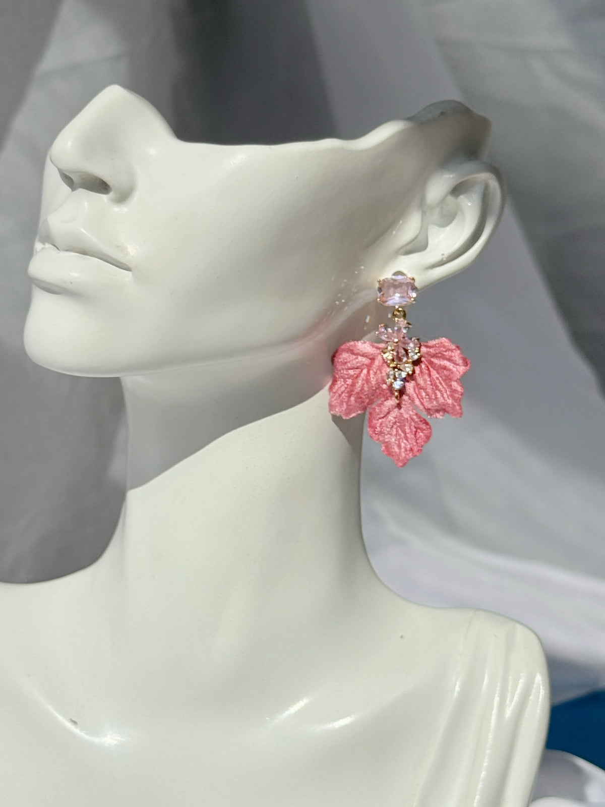Aros hoja de terciopelo rosa con circones, grandes y livianos
