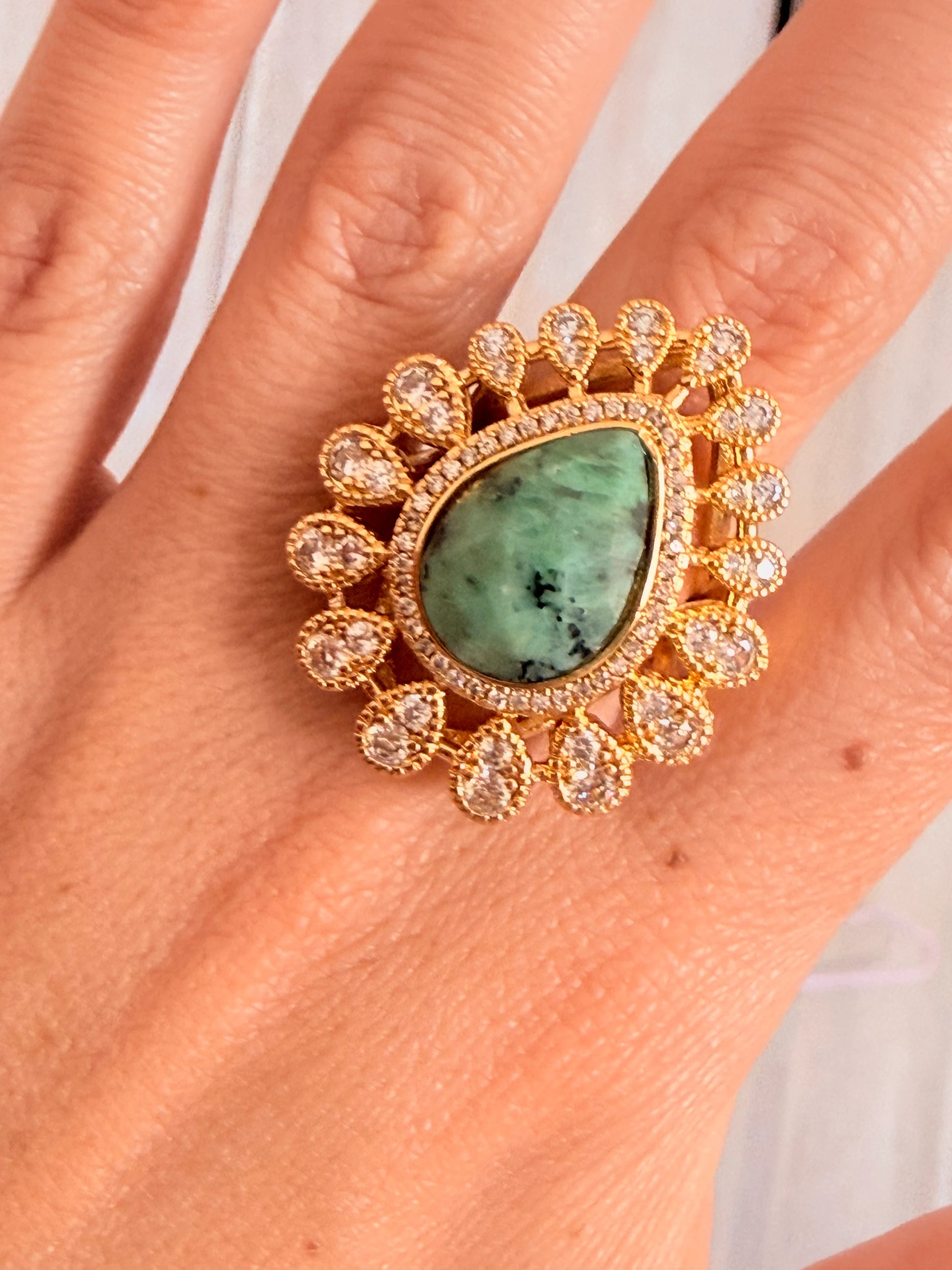 Anillo con jaspe africano verde en corte gota bañado en oro 18K con halo de circones Regalo día de la madre 