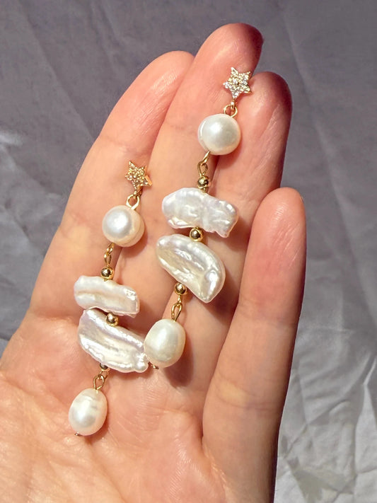 aros largos con perlas barrocas naturales y estrella con circones baño de oro 18k la merced joyas