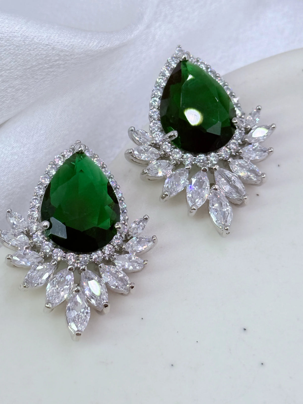 Aros de circón gran gota de color con halo de circones traslúcidos