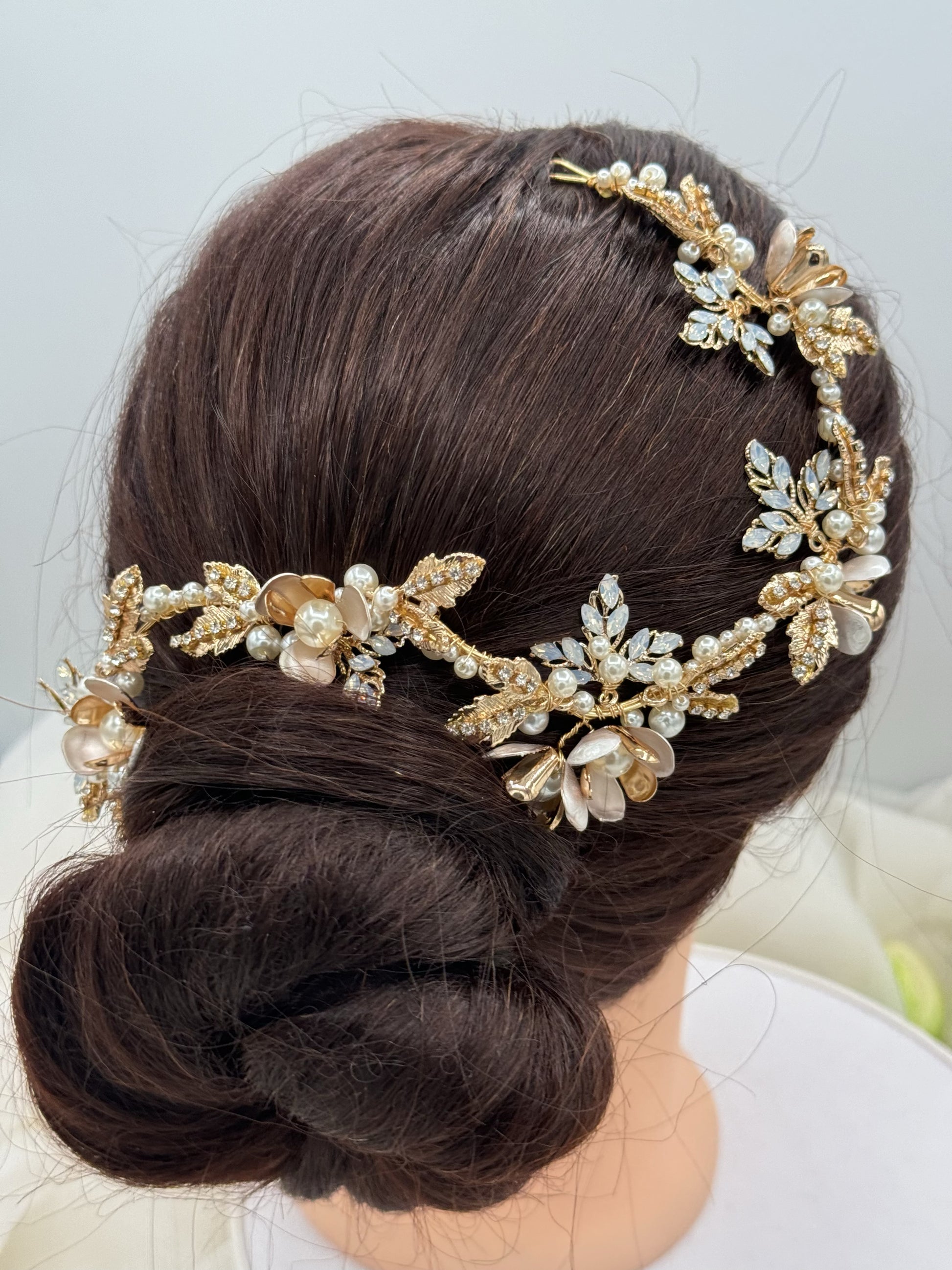 Tocado de novia flexible y multiforma, ideal para peinados recogidos y semirecogidos con perlas y cristales 