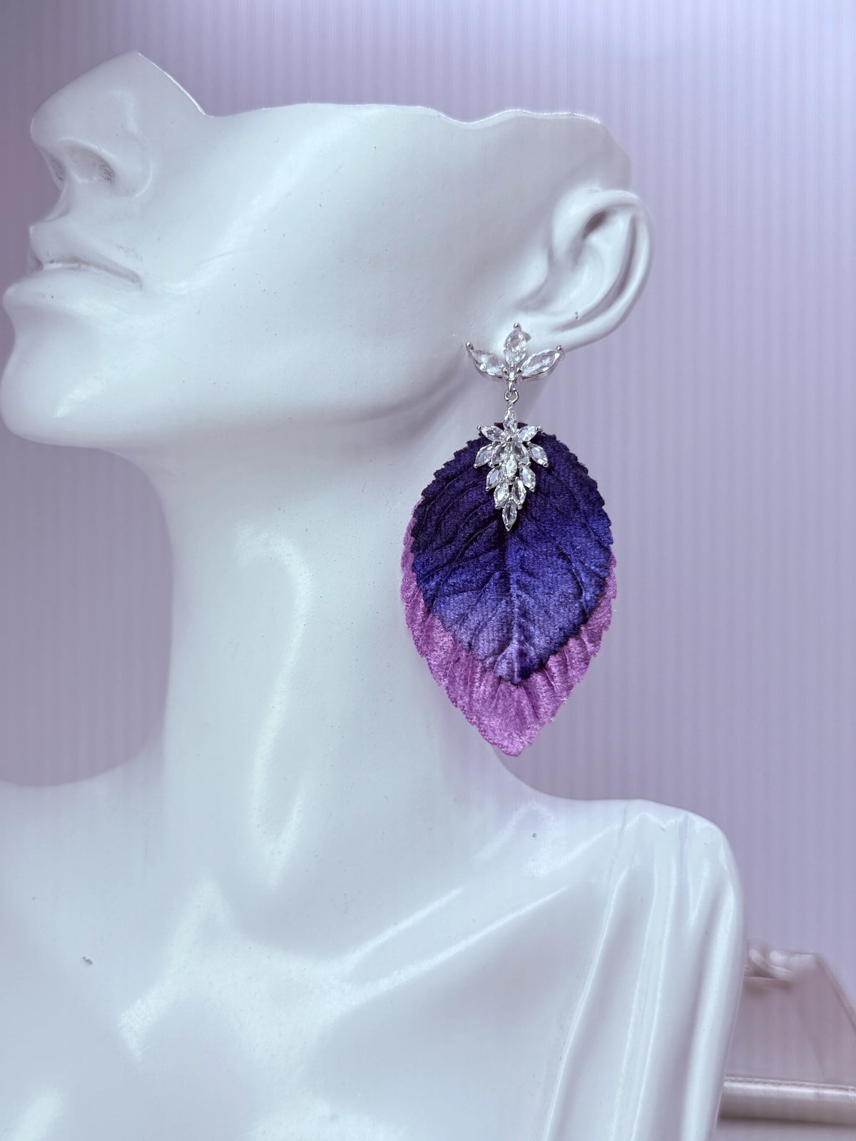 Aros hoja de terciopelo violeta con circones, grandes y livianos