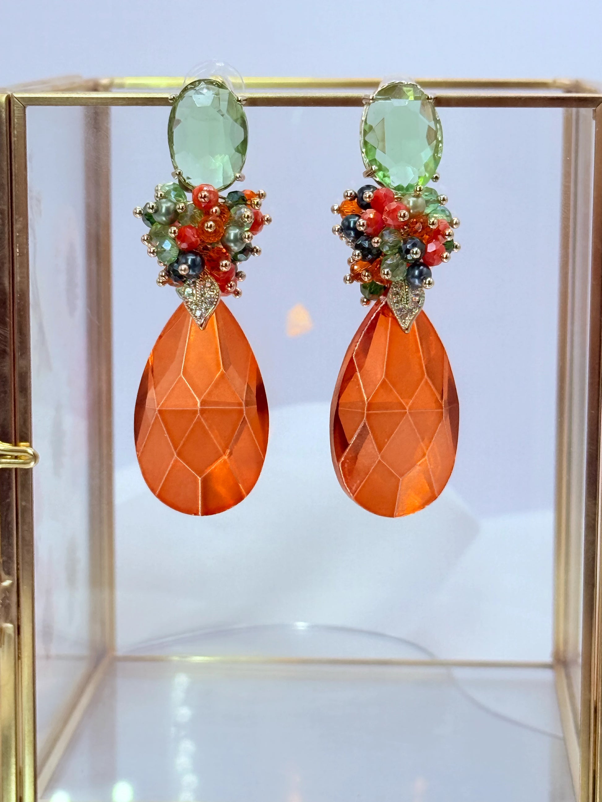 aros racimo cristales facetados bora bora naranjo y verde par - La Merced Joyas