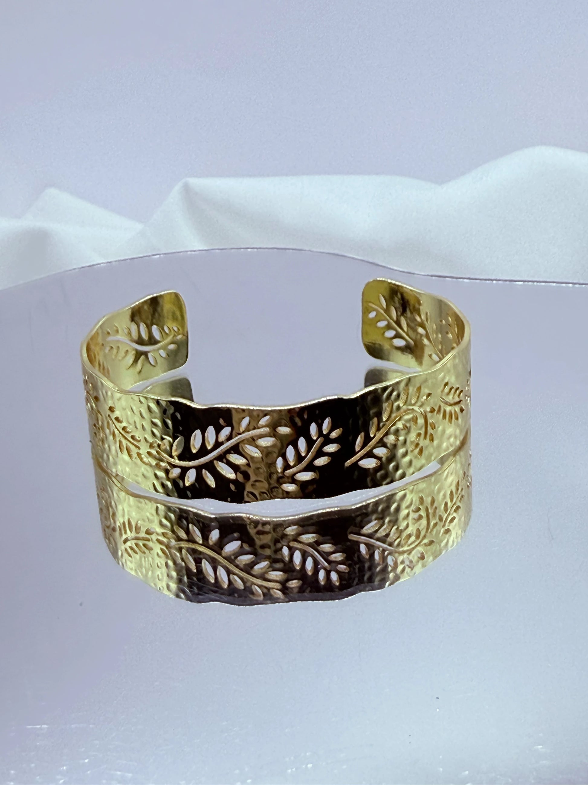 sta pulsera botánica bañada en oro 18K es perfecta para mujeres que buscan una joya elegante, artesanal y con inspiración natural única.