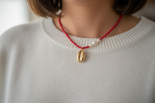 collar fucsia con caracola bañada en oro 18k y perlas naturales