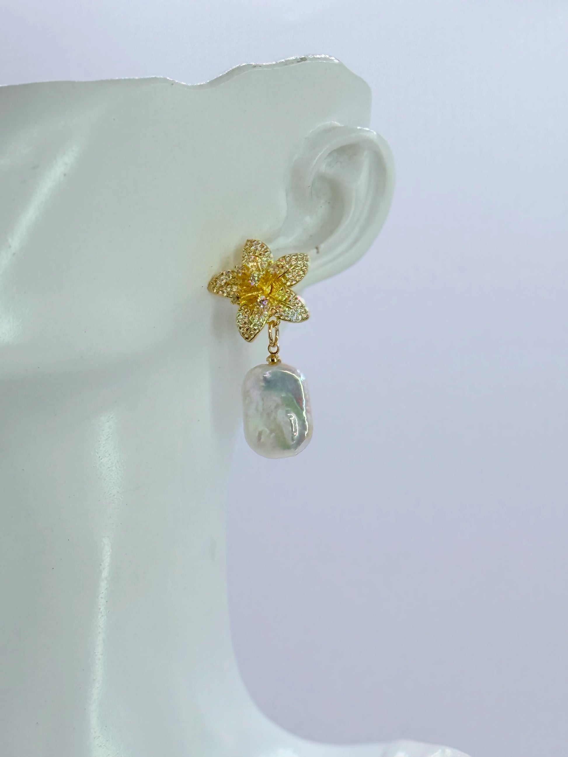 aros bañados en oro 18k flor con circones y perla barroca natural novias madrinas fiesta 
