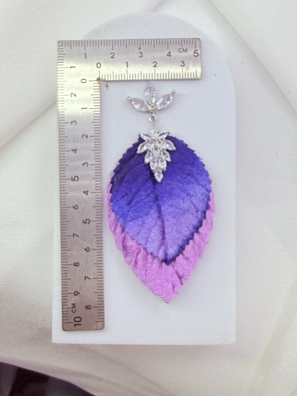 Aros hoja de terciopelo violeta con circones, grandes y livianos