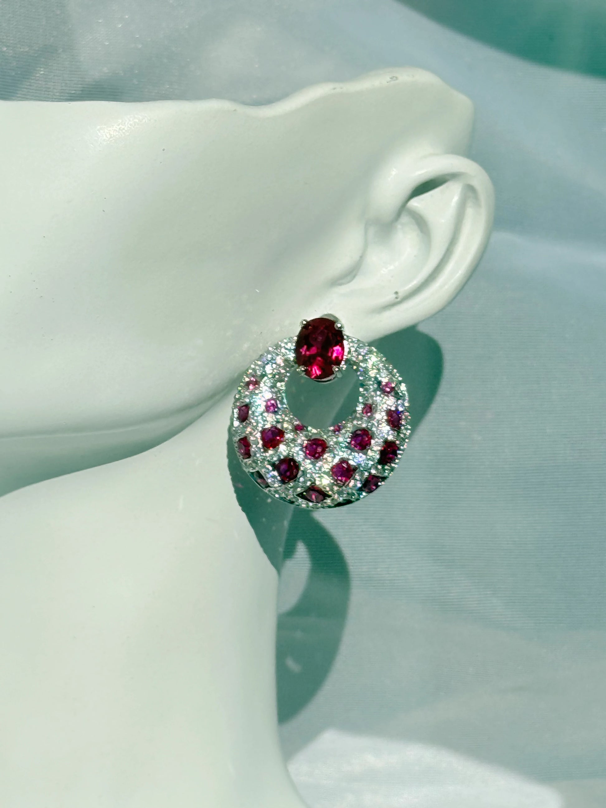 Aros circones rojo rubí  y traslúcidos plata 925 bañado en rodio puesto en modelo  