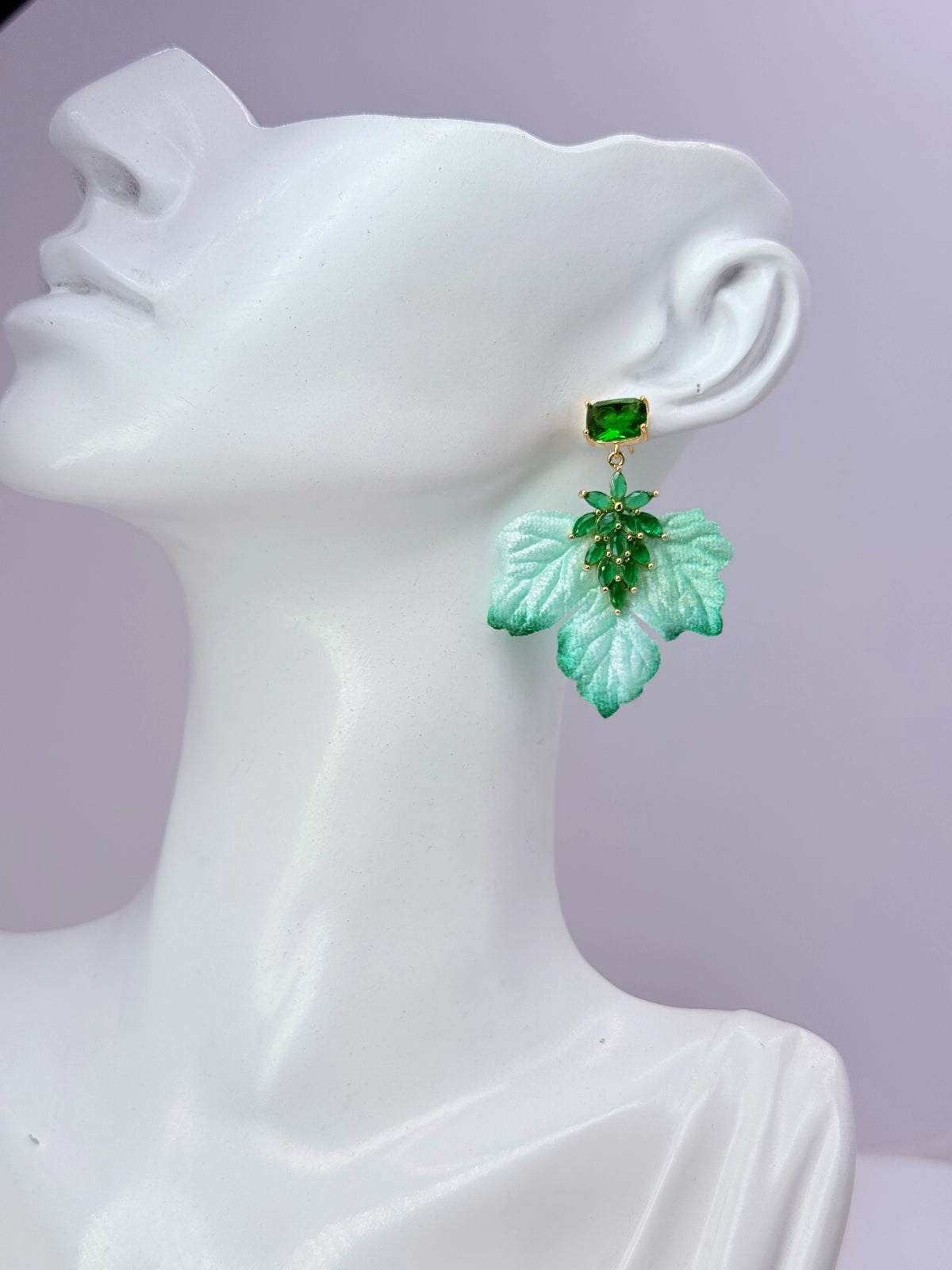 Aros hoja de terciopelo verde menta con cristal color esmeralda