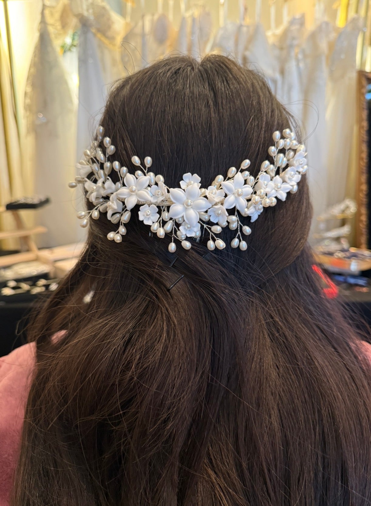 Tocado de novia de flores de porcelana y perlas ideal para peinados semi recogidos 