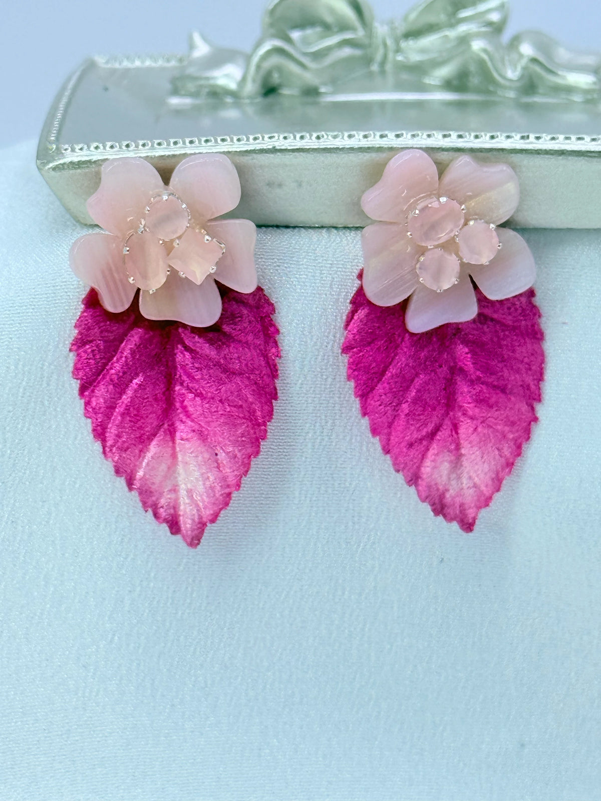 Aros mini hoja de terciopelo fucsia con flor de nácar